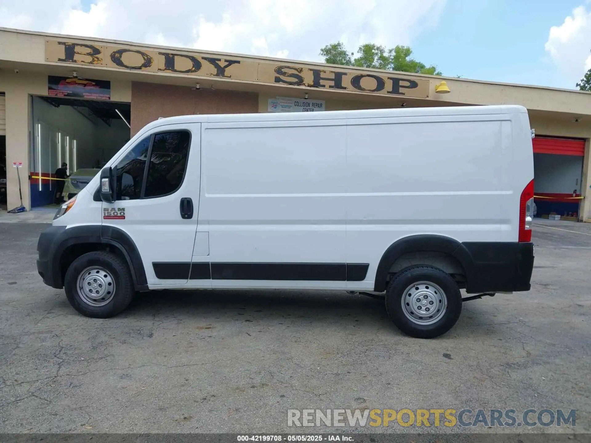 14 Photograph of a damaged car 3C6TRVAG5KE505805 RAM PROMASTER 1500 2019