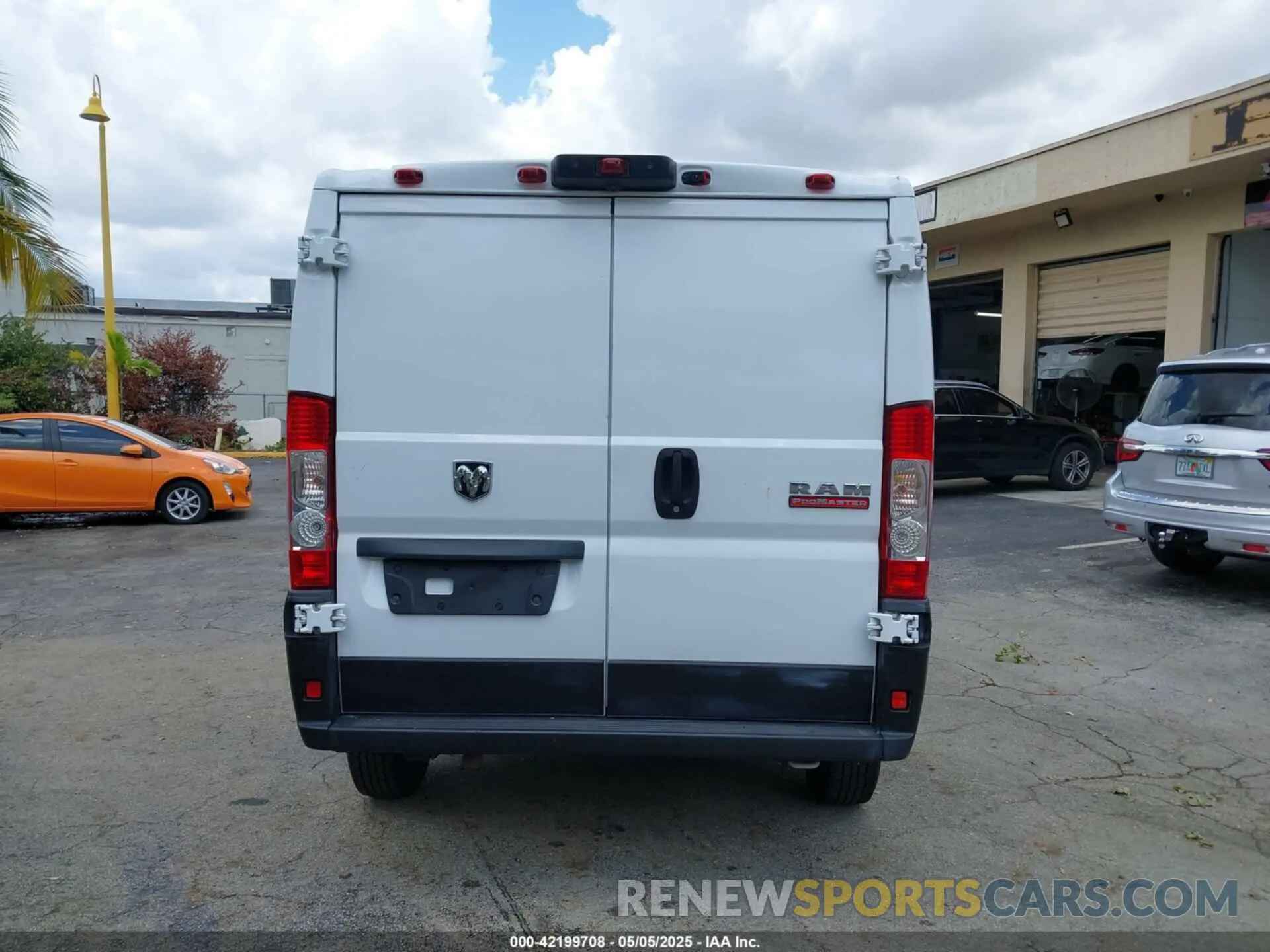 16 Photograph of a damaged car 3C6TRVAG5KE505805 RAM PROMASTER 1500 2019