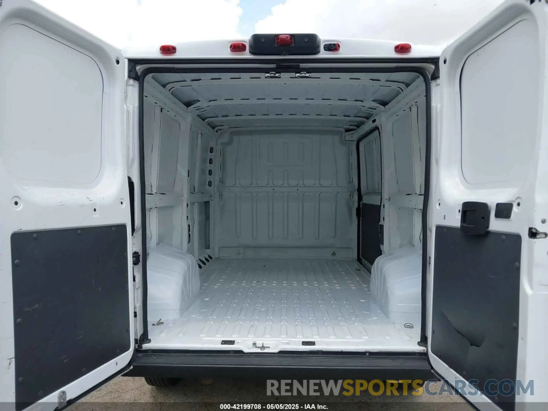17 Photograph of a damaged car 3C6TRVAG5KE505805 RAM PROMASTER 1500 2019