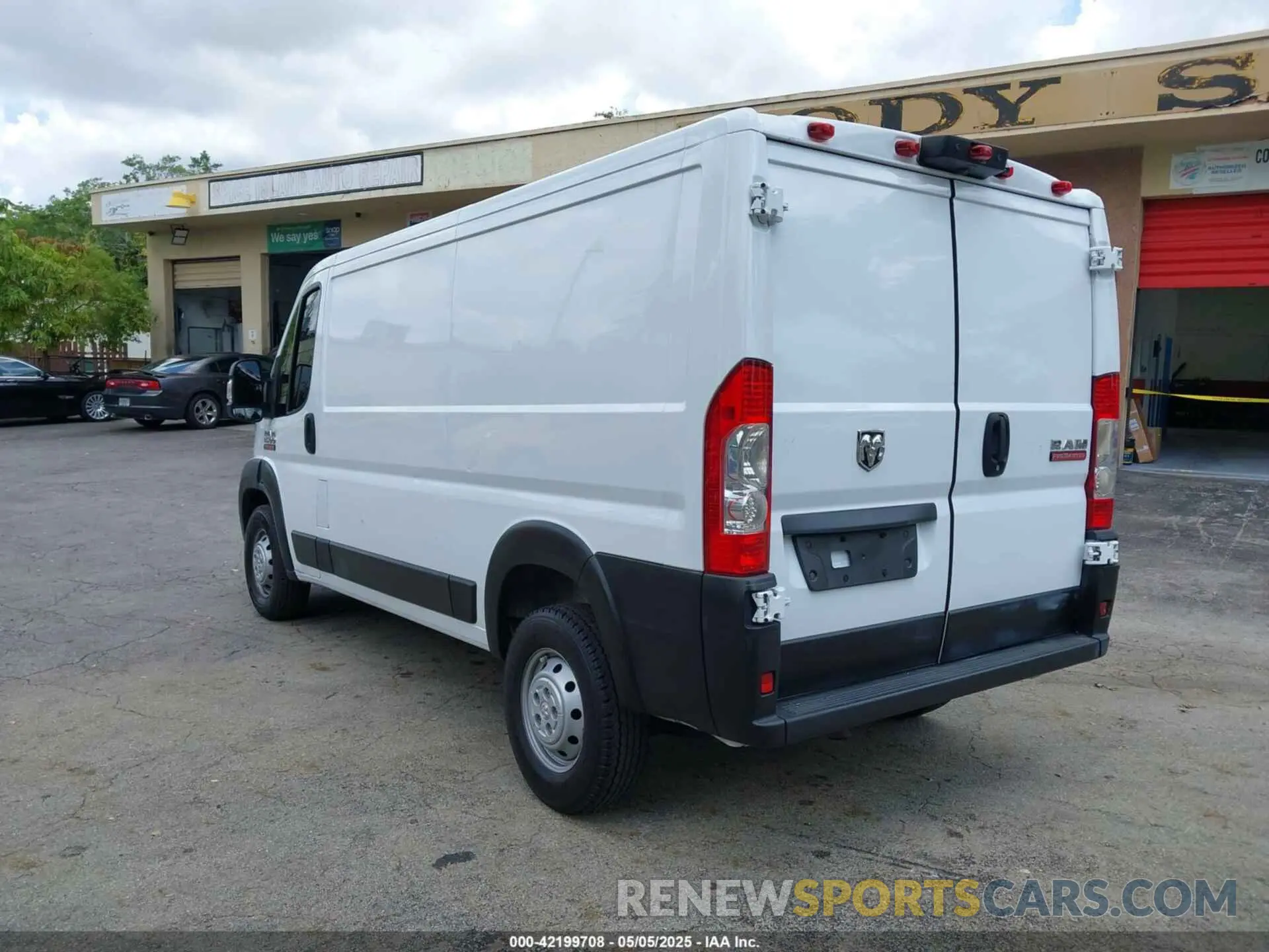 3 Photograph of a damaged car 3C6TRVAG5KE505805 RAM PROMASTER 1500 2019