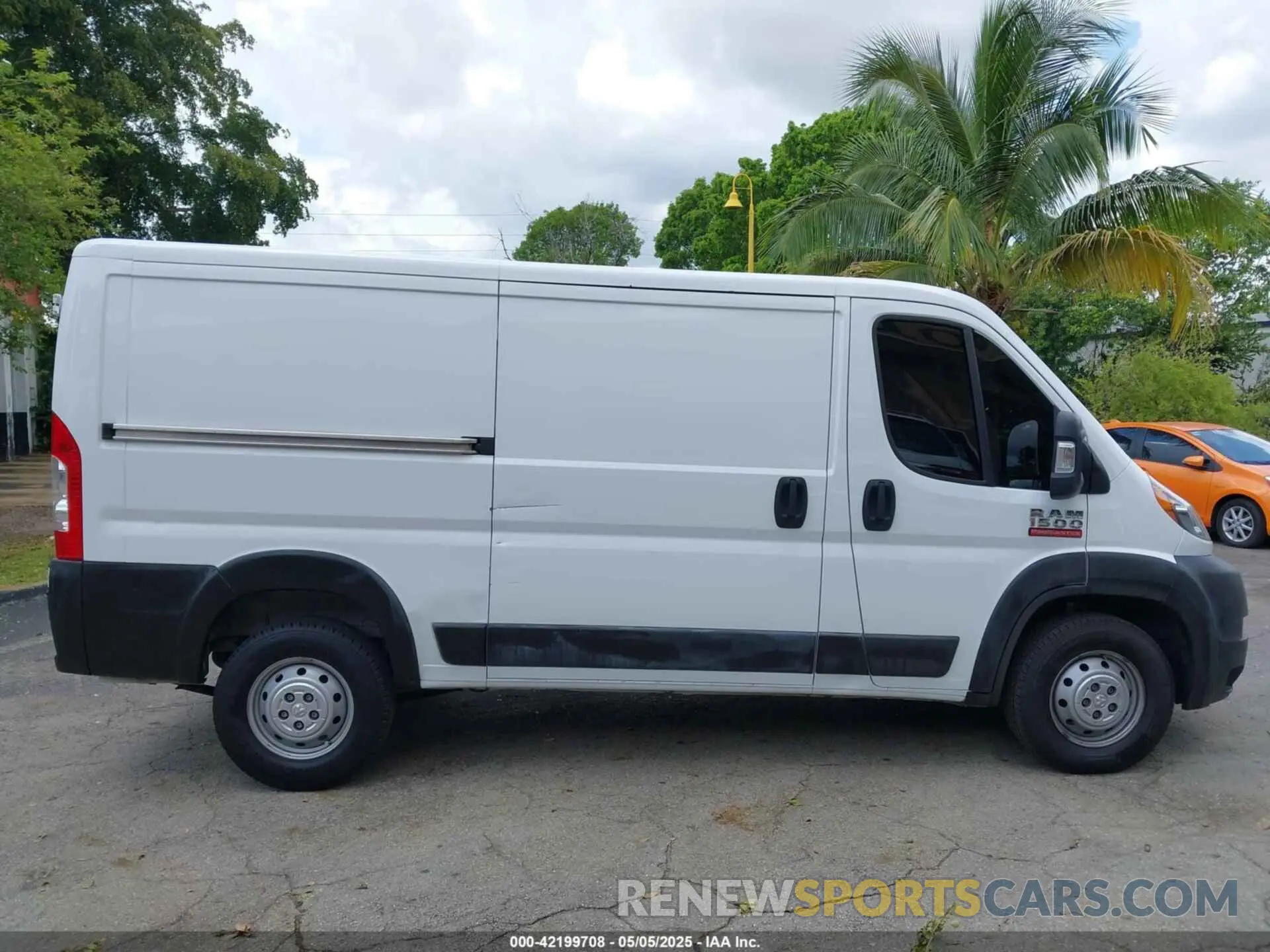 6 Photograph of a damaged car 3C6TRVAG5KE505805 RAM PROMASTER 1500 2019