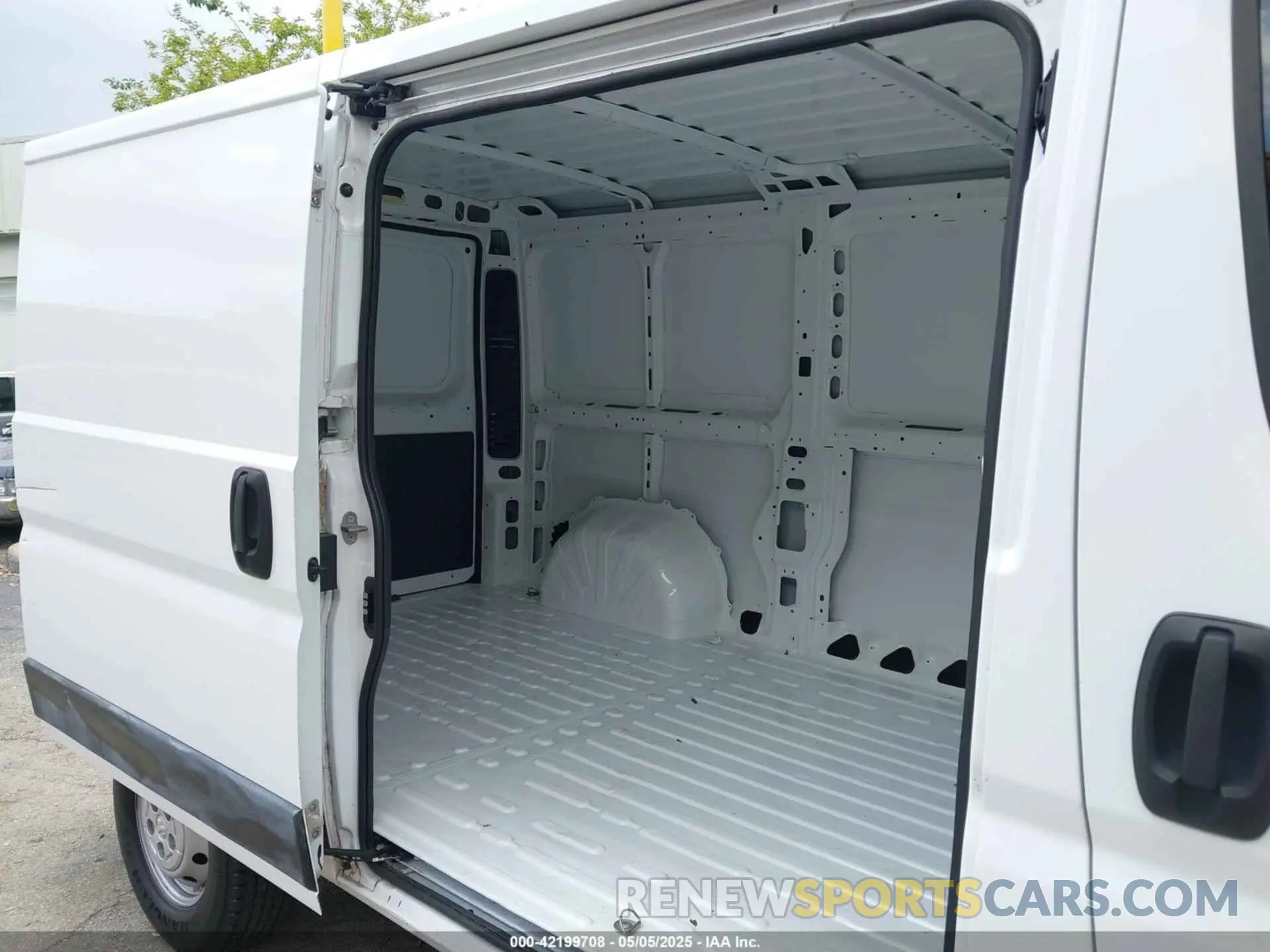 8 Photograph of a damaged car 3C6TRVAG5KE505805 RAM PROMASTER 1500 2019