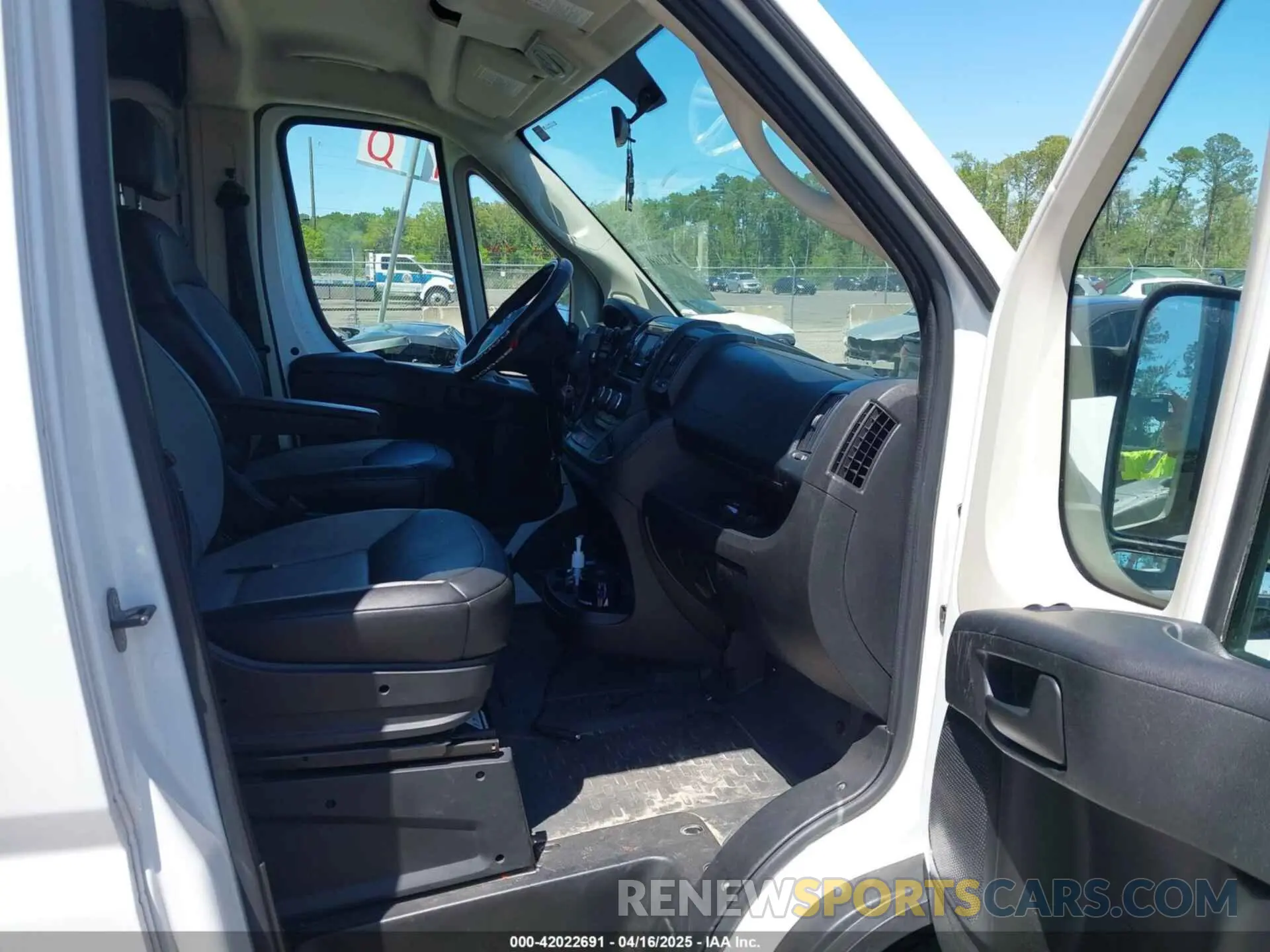 5 Photograph of a damaged car 3C6TRVAG9KE501966 RAM PROMASTER 1500 2019