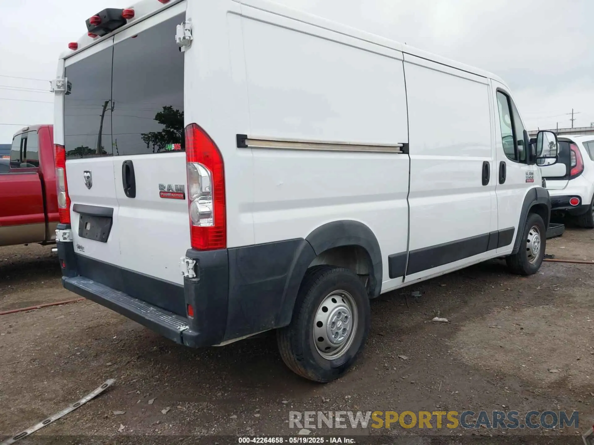4 Photograph of a damaged car 3C6TRVAG9KE538970 RAM PROMASTER 1500 2019