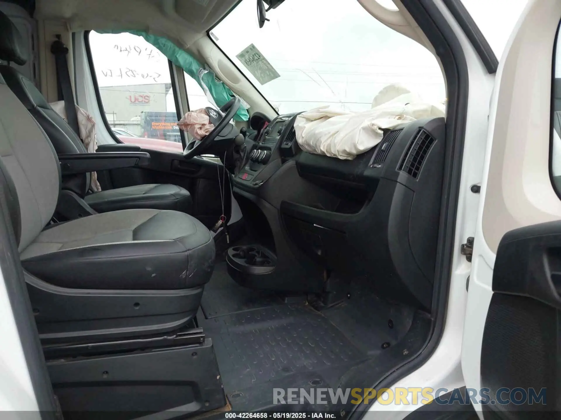 5 Photograph of a damaged car 3C6TRVAG9KE538970 RAM PROMASTER 1500 2019