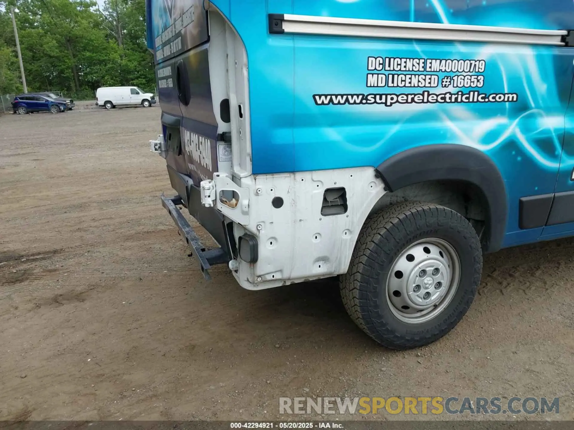 6 Photograph of a damaged car 3C6TRVBG5KE565887 RAM PROMASTER 1500 2019
