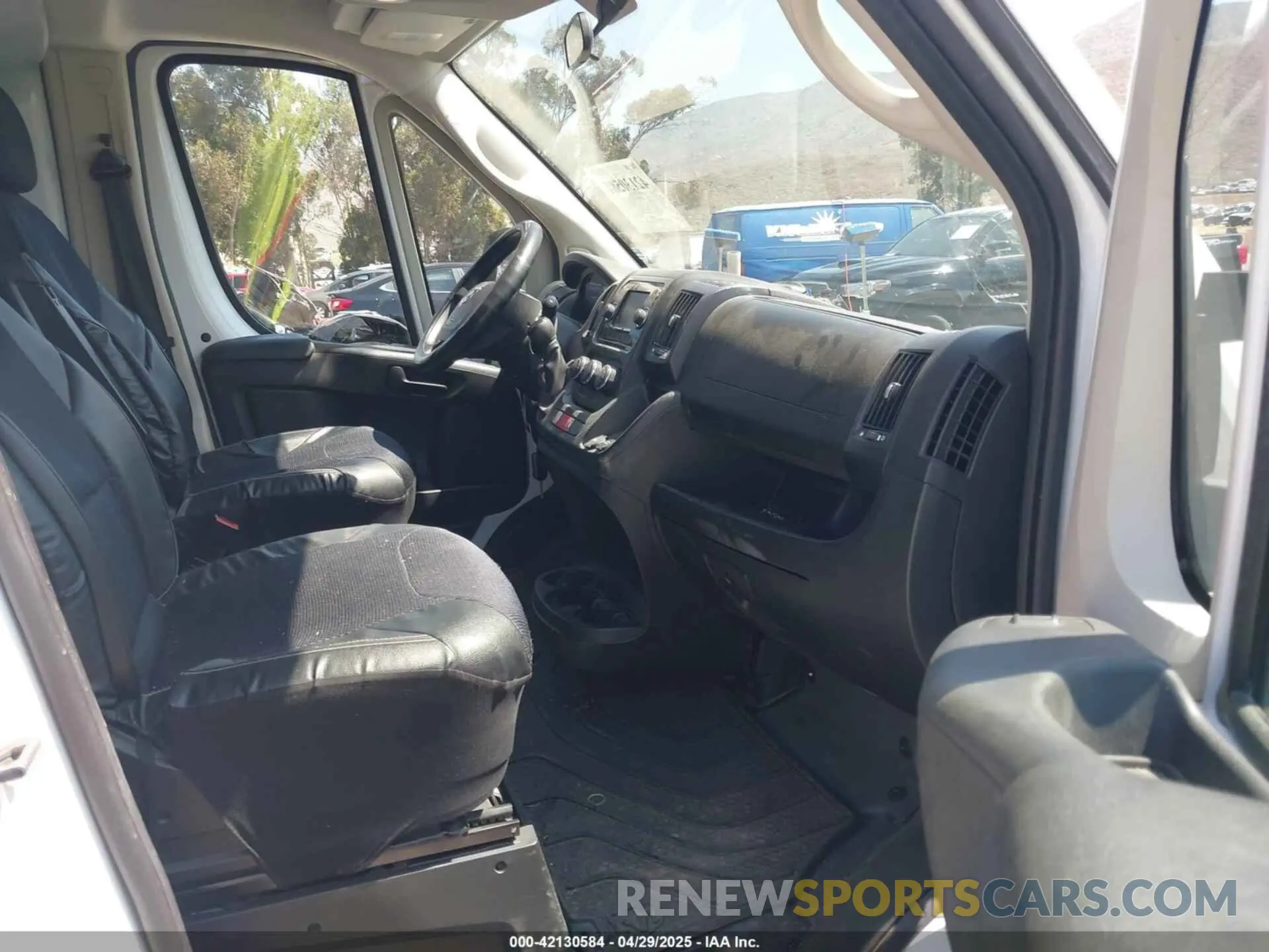 5 Photograph of a damaged car 3C6TRVBG9KE515865 RAM PROMASTER 1500 2019