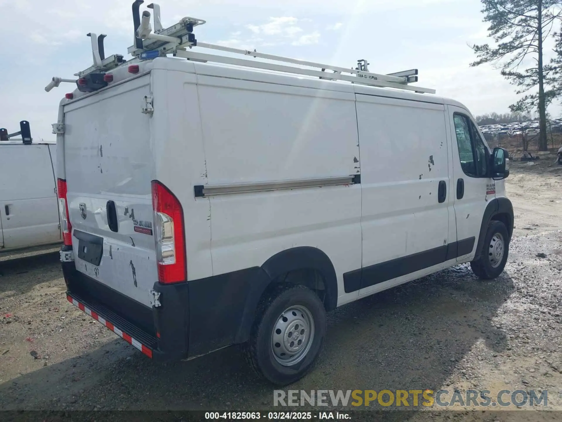 4 Photograph of a damaged car 3C6TRVAG1LE135423 RAM PROMASTER 1500 2020