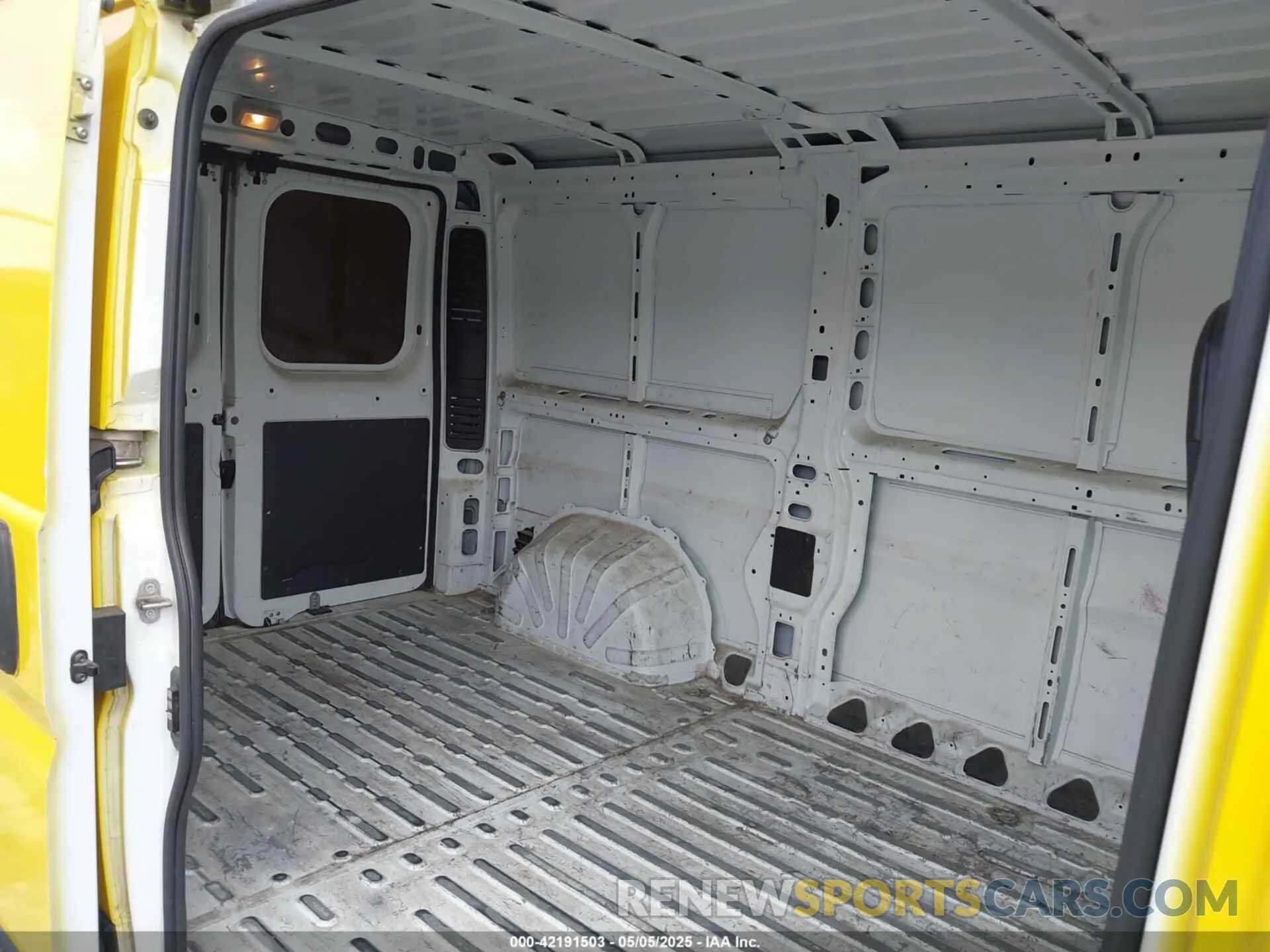 8 Photograph of a damaged car 3C6TRVAG6LE127298 RAM PROMASTER 1500 2020