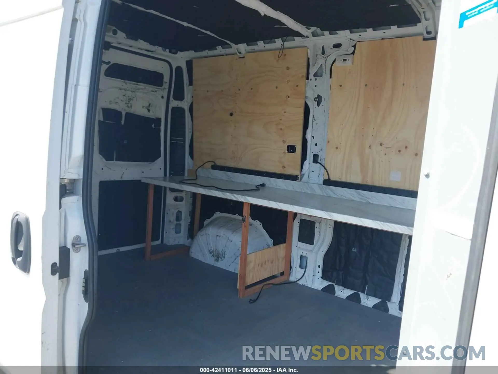 8 Photograph of a damaged car 3C6TRVBG2LE100324 RAM PROMASTER 1500 2020
