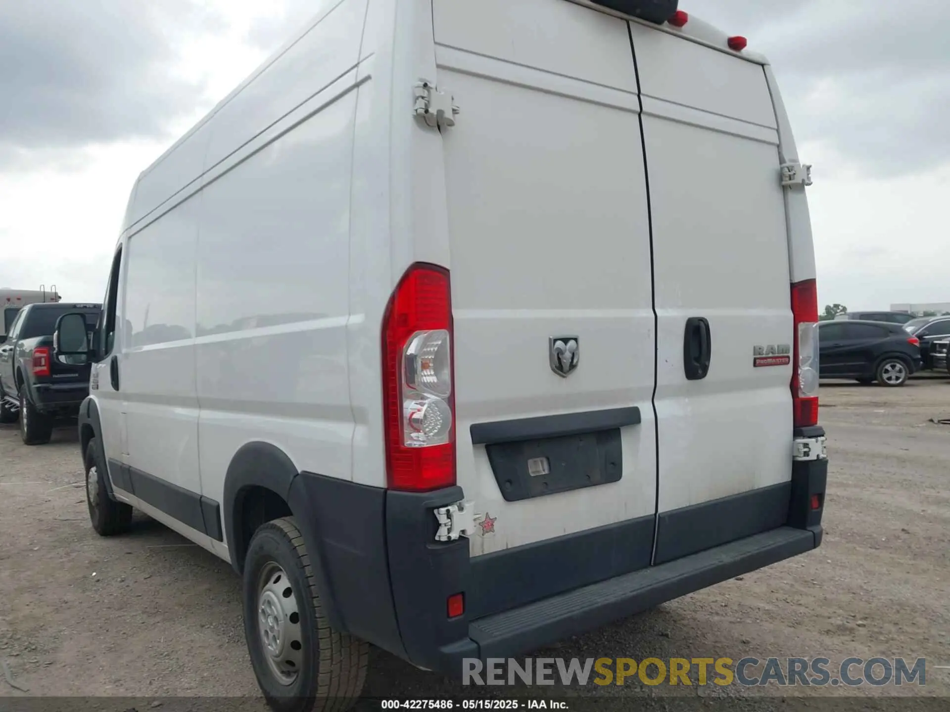 3 Photograph of a damaged car 3C6TRVBG3LE132005 RAM PROMASTER 1500 2020