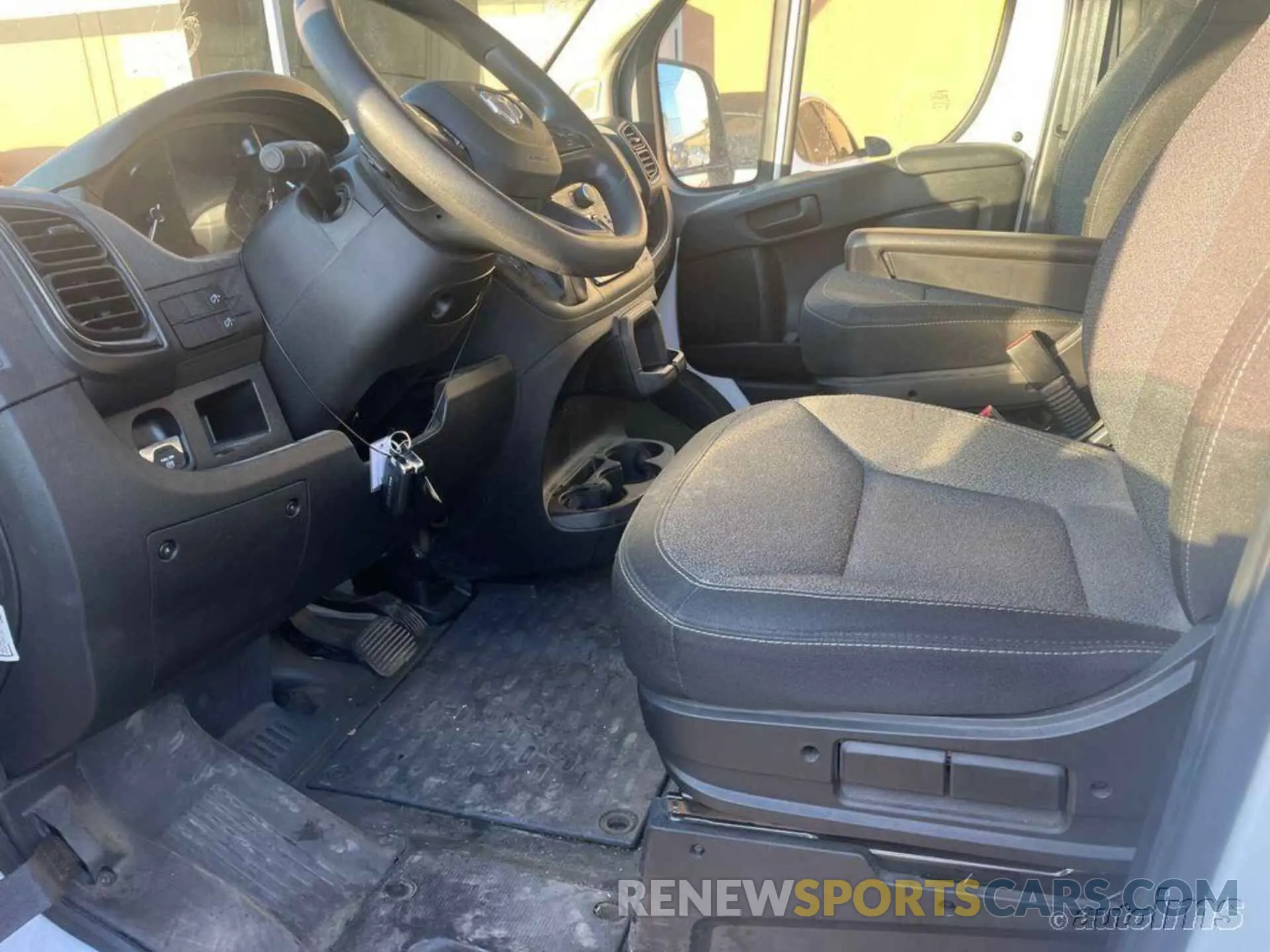 4 Photograph of a damaged car 3C6LRVBG3PE517683 RAM PROMASTER 1500 2023