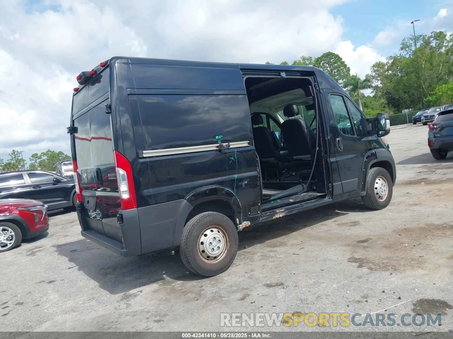 4 Photograph of a damaged car 3C6LRVBG6PE503499 RAM PROMASTER 1500 2023