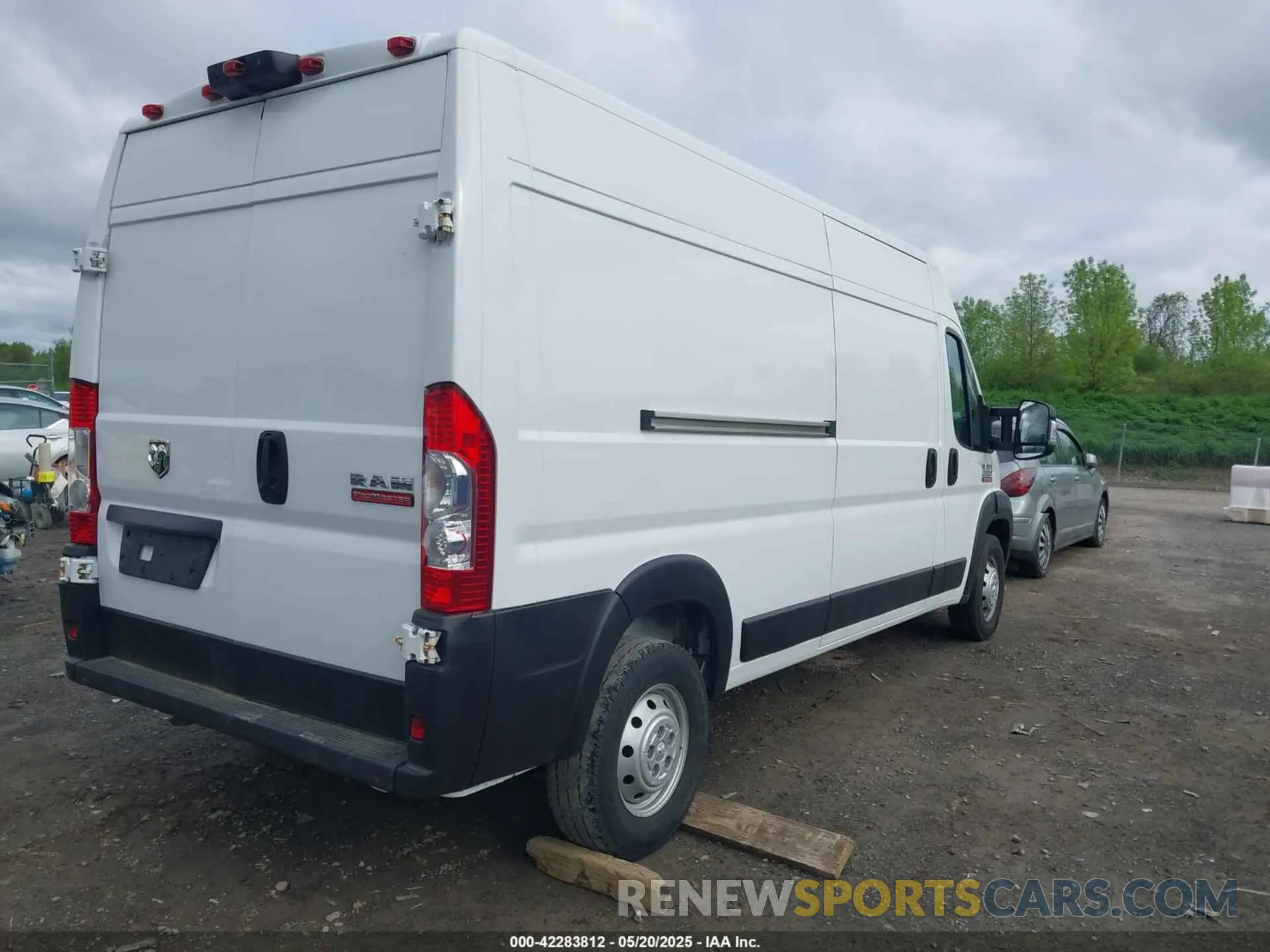 4 Photograph of a damaged car 3C6LRVDG4NE105380 RAM PROMASTER 2022