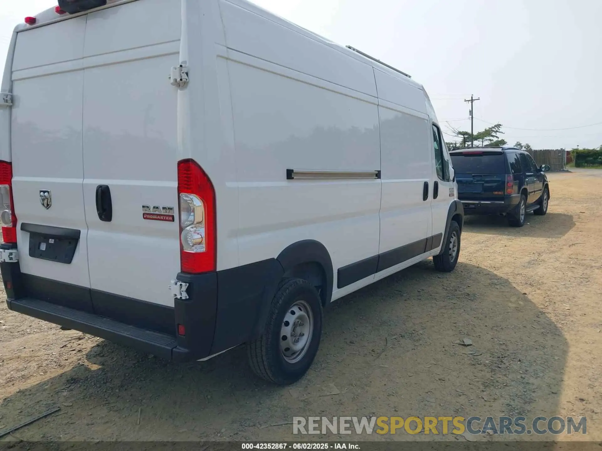 4 Photograph of a damaged car 3C6LRVDG5NE116386 RAM PROMASTER 2022