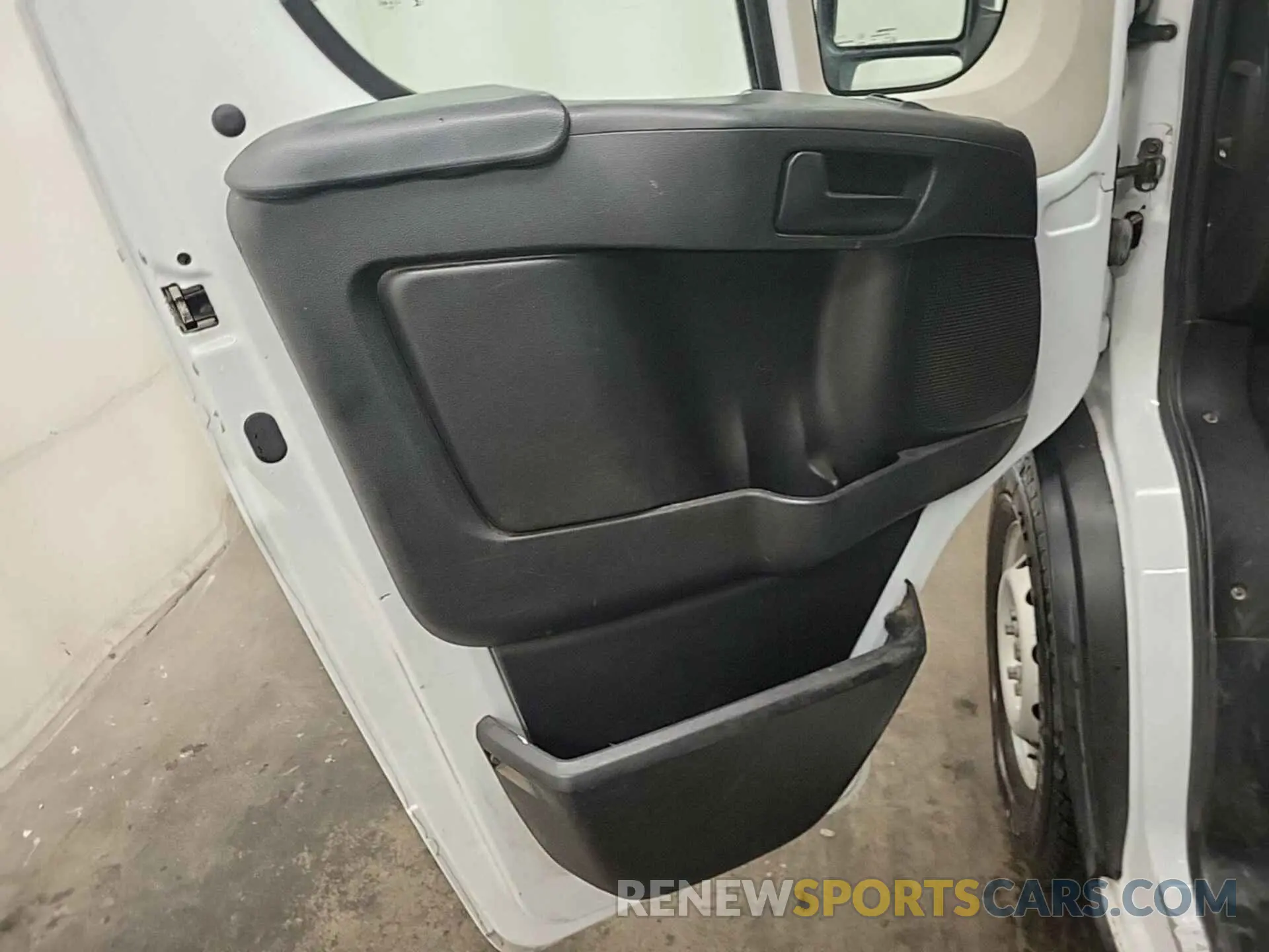 9 Photograph of a damaged car 3C6TRVCG6KE511416 RAM PROMASTER 2500 2019