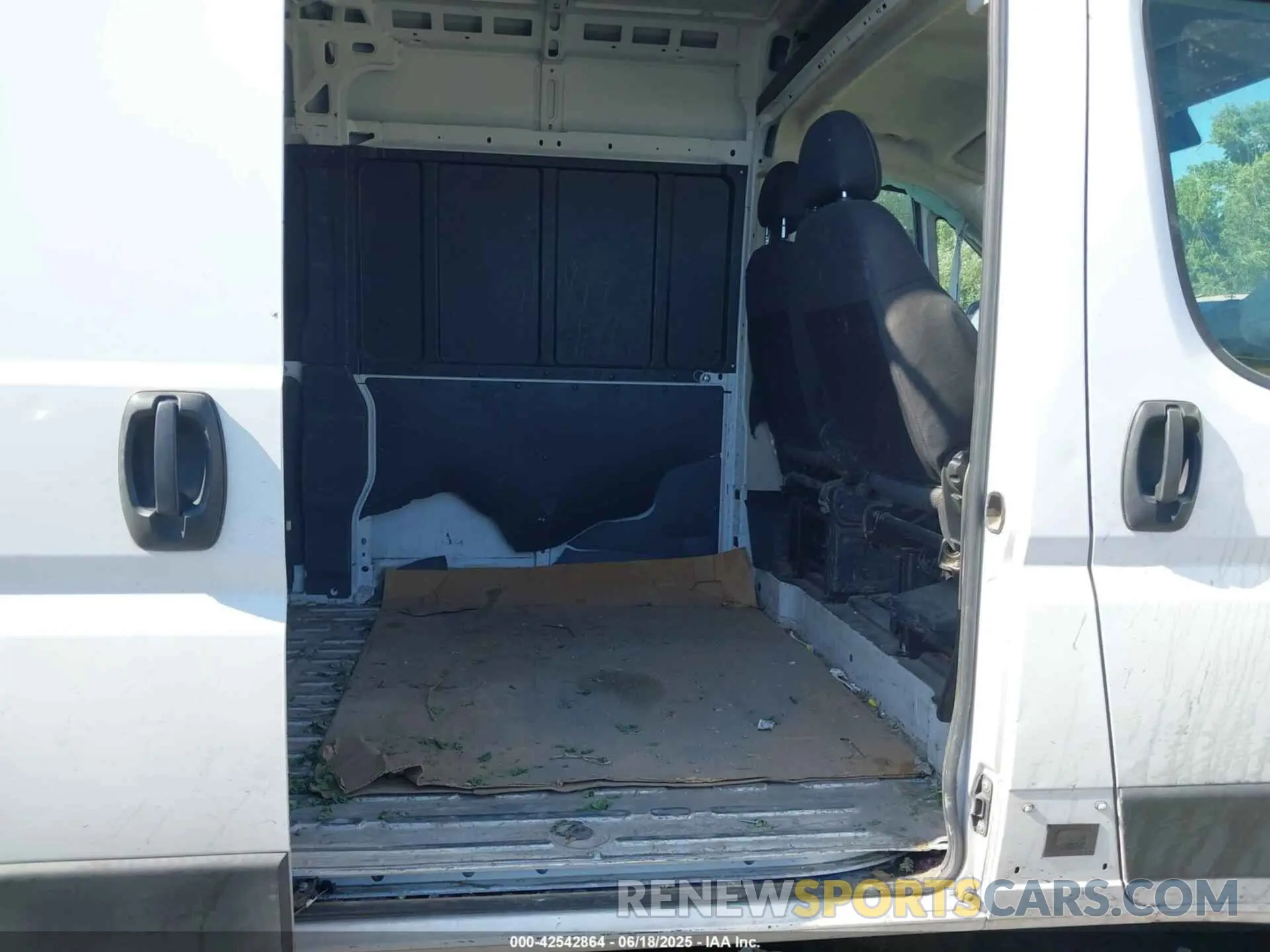 8 Photograph of a damaged car 3C6TRVCGXKE510625 RAM PROMASTER 2500 2019
