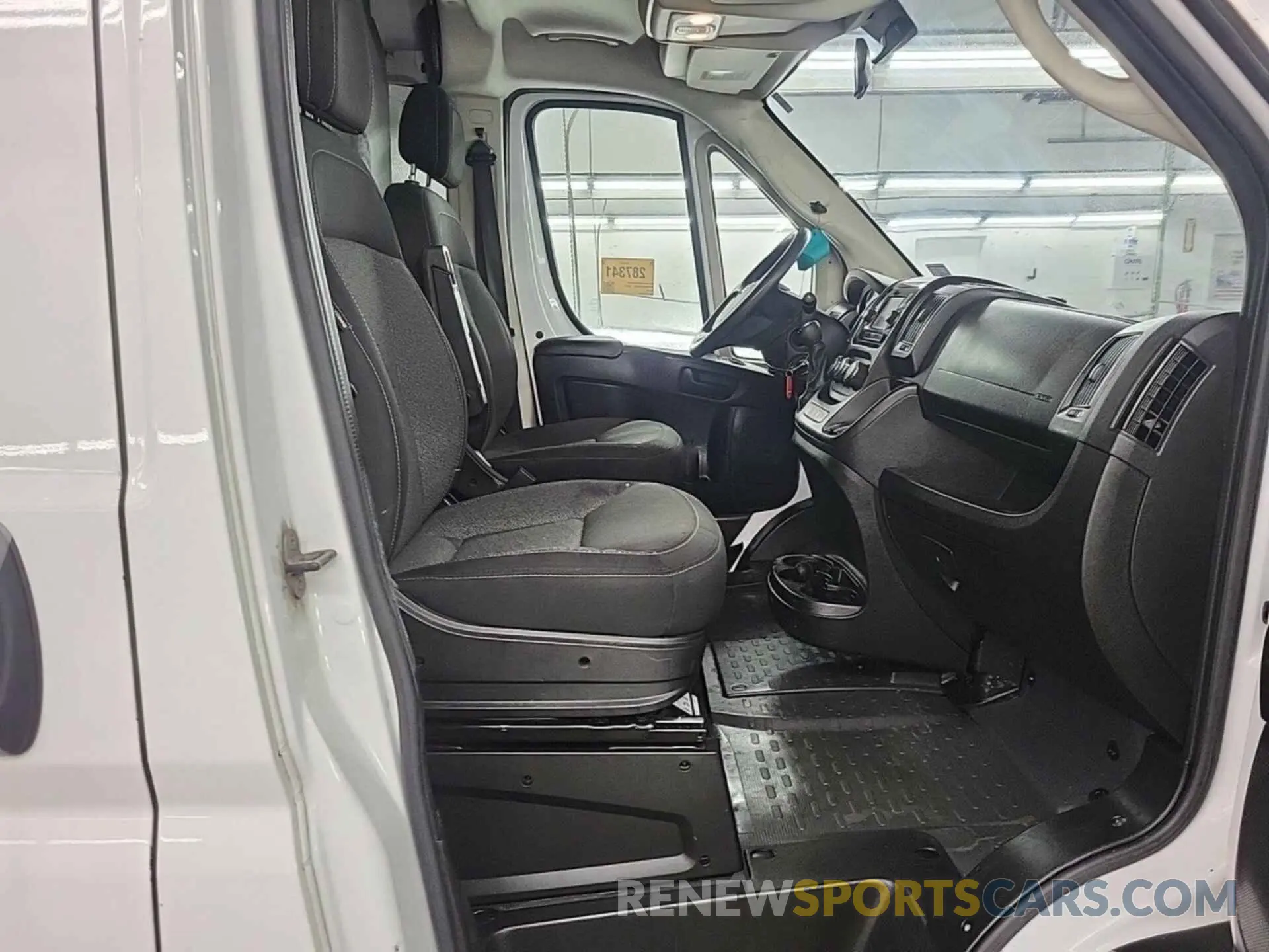 28 Photograph of a damaged car 3C6TRVDG3KE501005 RAM PROMASTER 2500 2019