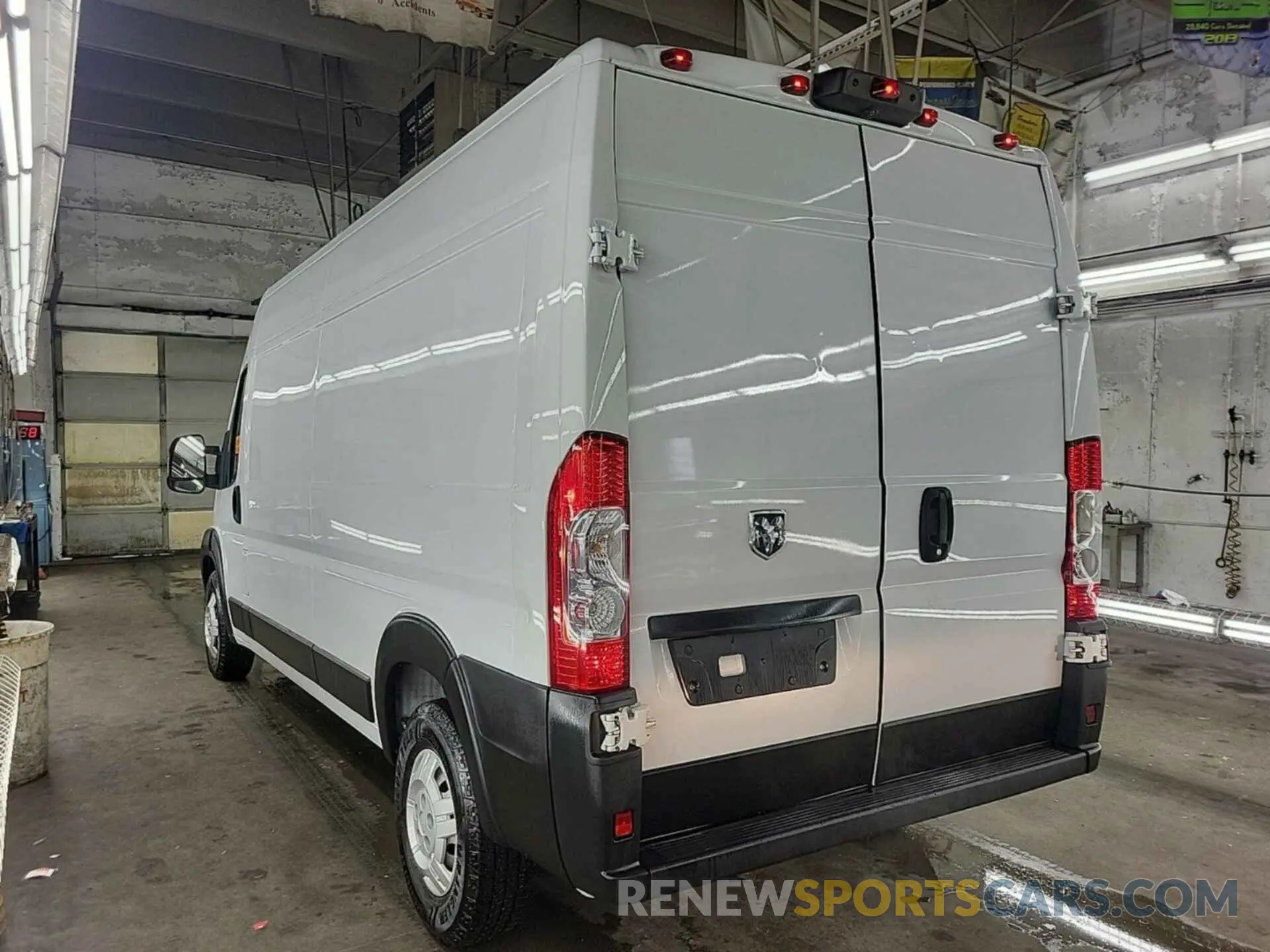 31 Photograph of a damaged car 3C6TRVDG3KE501005 RAM PROMASTER 2500 2019