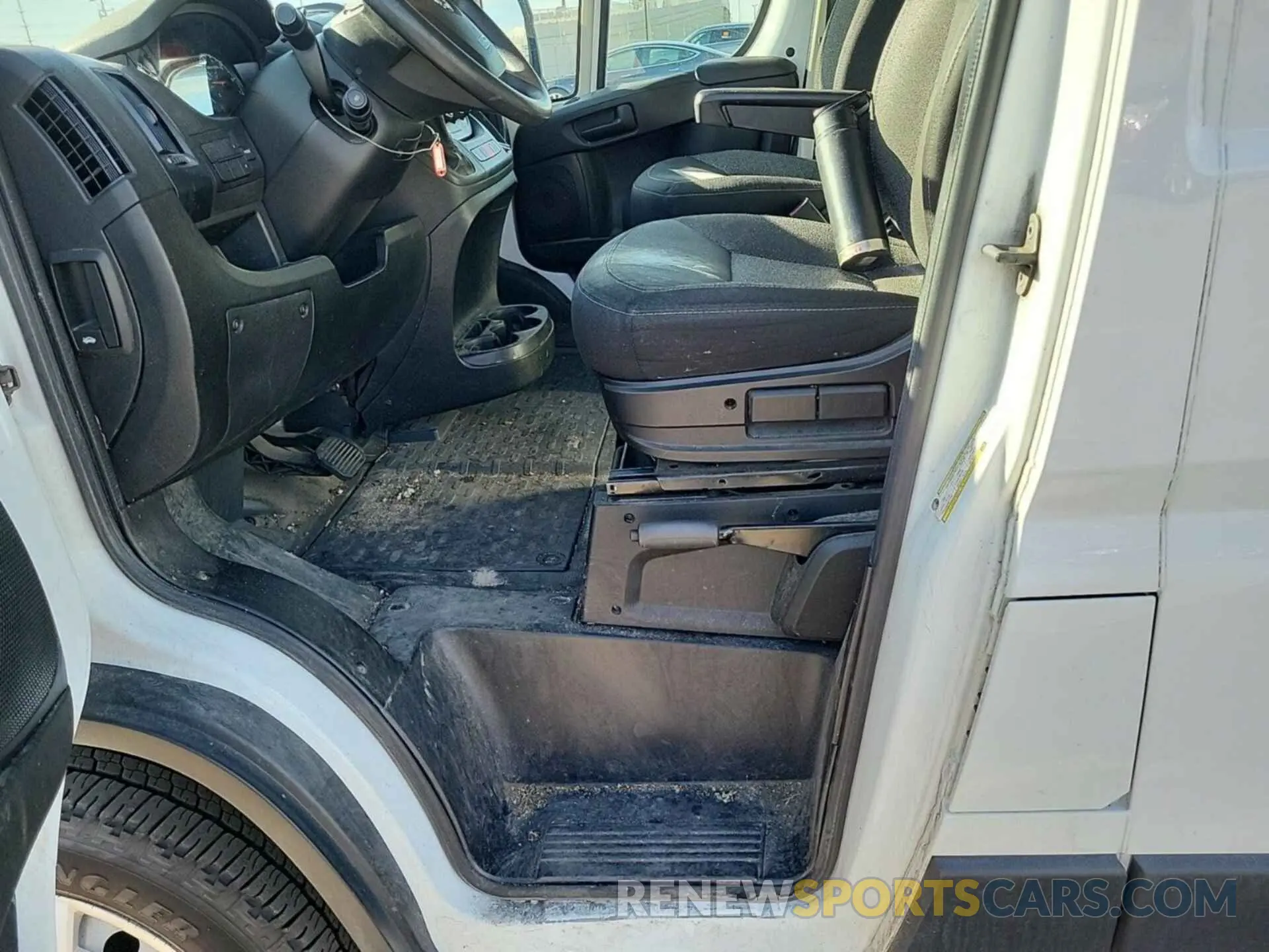 33 Photograph of a damaged car 3C6TRVDG3KE501005 RAM PROMASTER 2500 2019