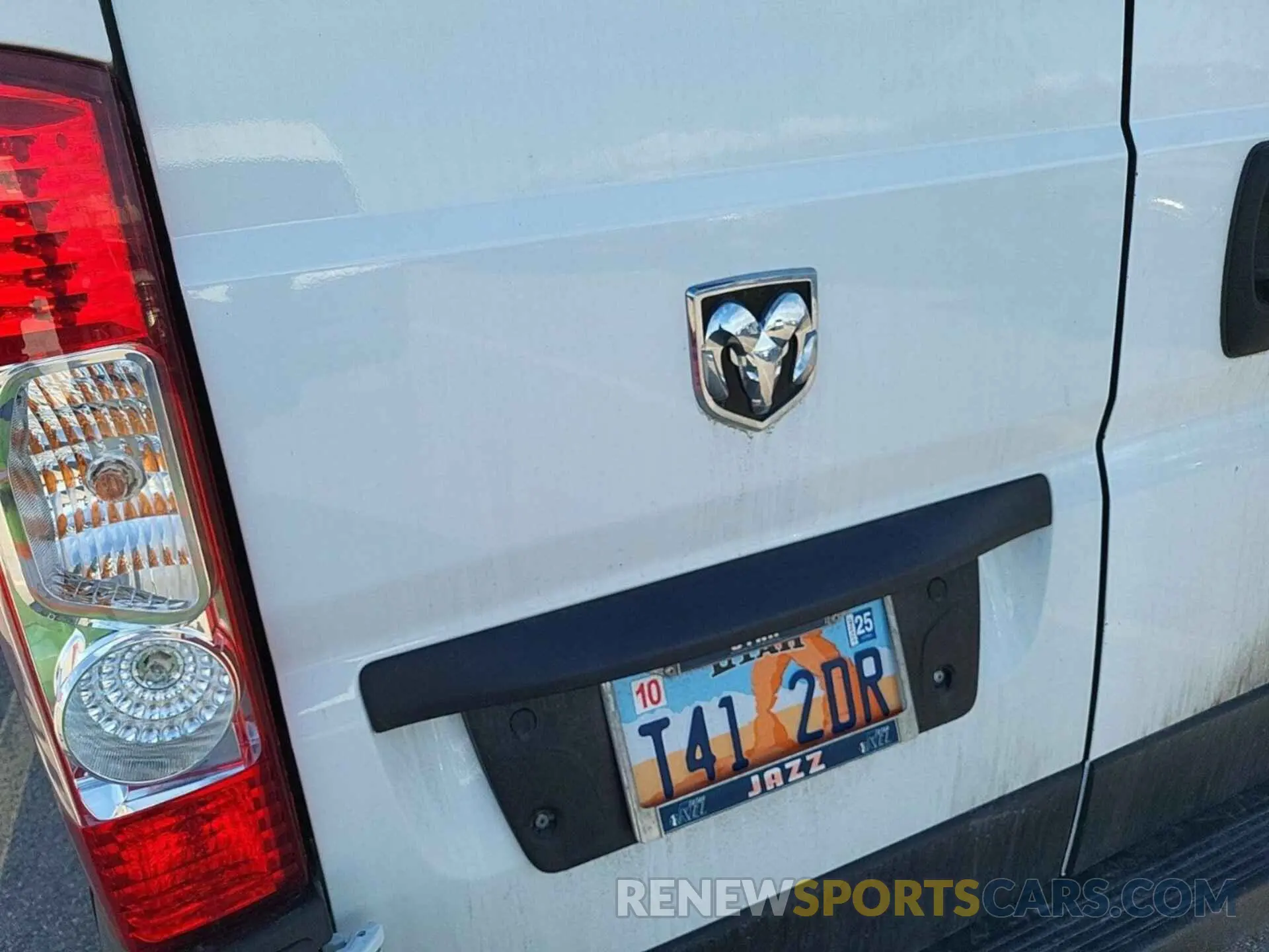 34 Photograph of a damaged car 3C6TRVDG3KE501005 RAM PROMASTER 2500 2019