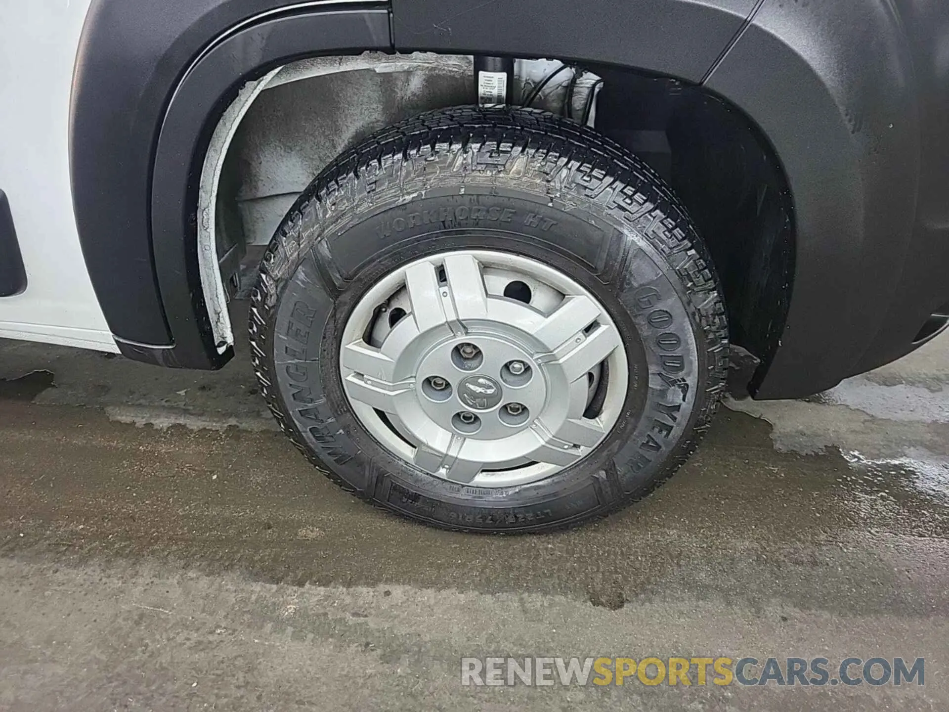 39 Photograph of a damaged car 3C6TRVDG3KE501005 RAM PROMASTER 2500 2019