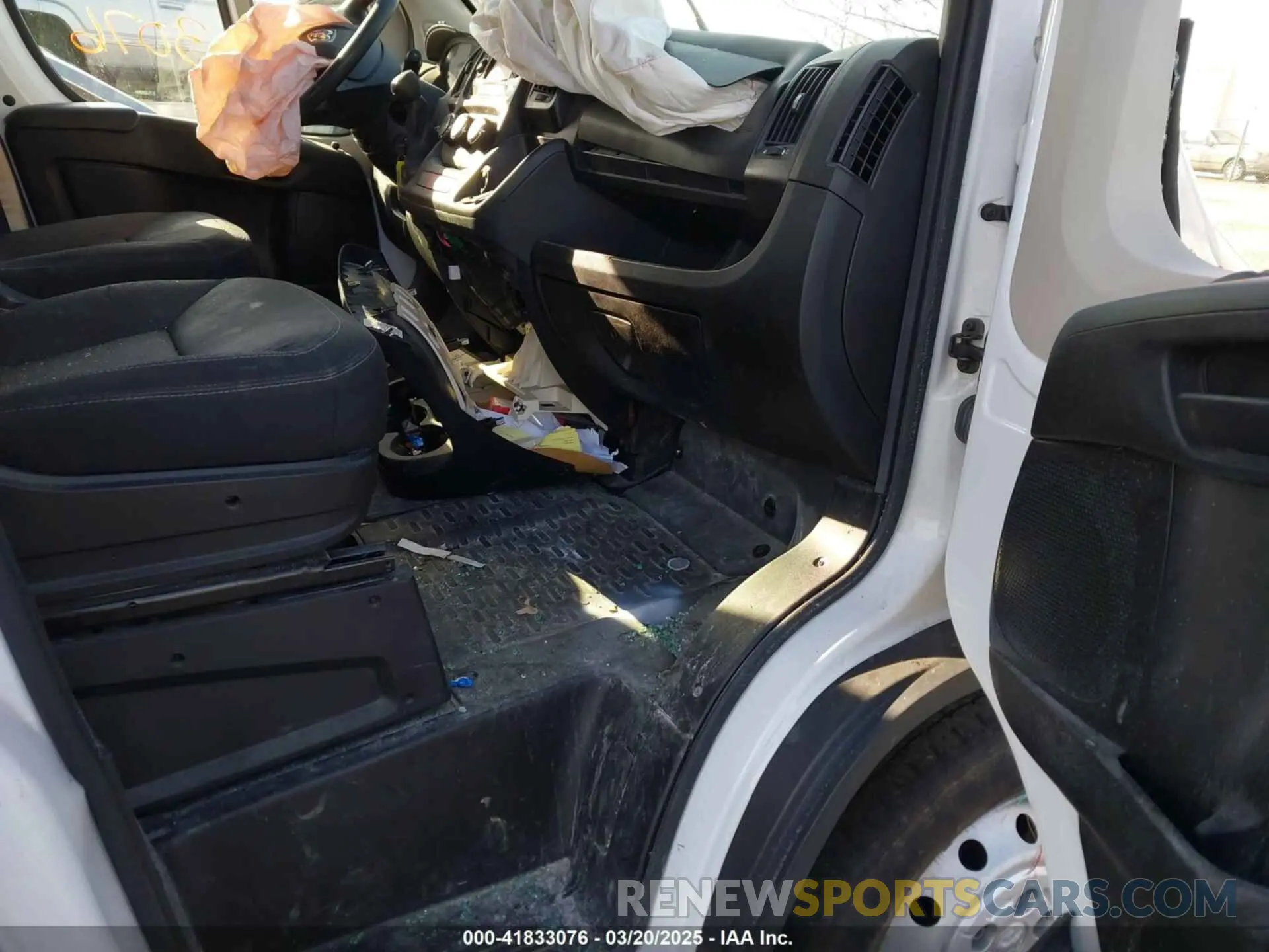 5 Photograph of a damaged car 3C6TRVDG5KE559746 RAM PROMASTER 2500 2019