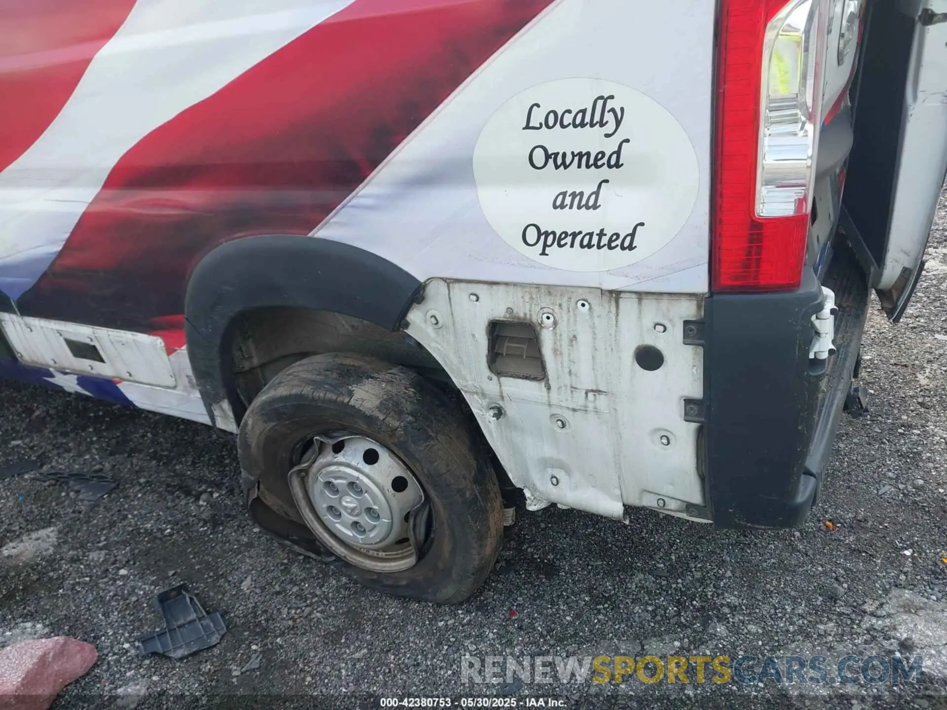 17 Photograph of a damaged car 3C6TRVDG7KE561630 RAM PROMASTER 2500 2019