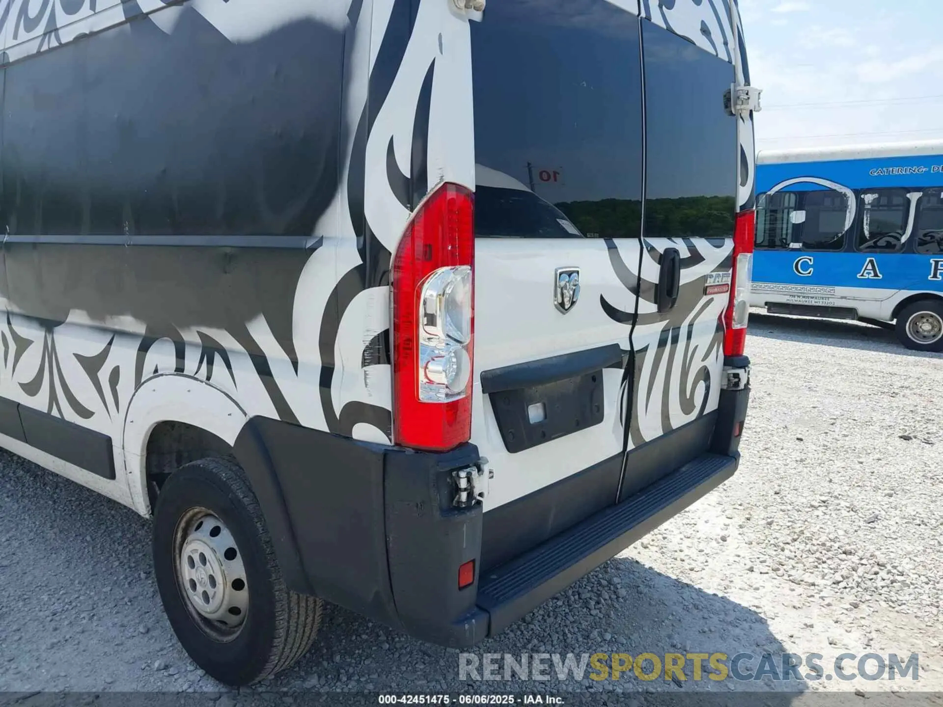 17 Photograph of a damaged car 3C6TRVDG8KE509567 RAM PROMASTER 2500 2019