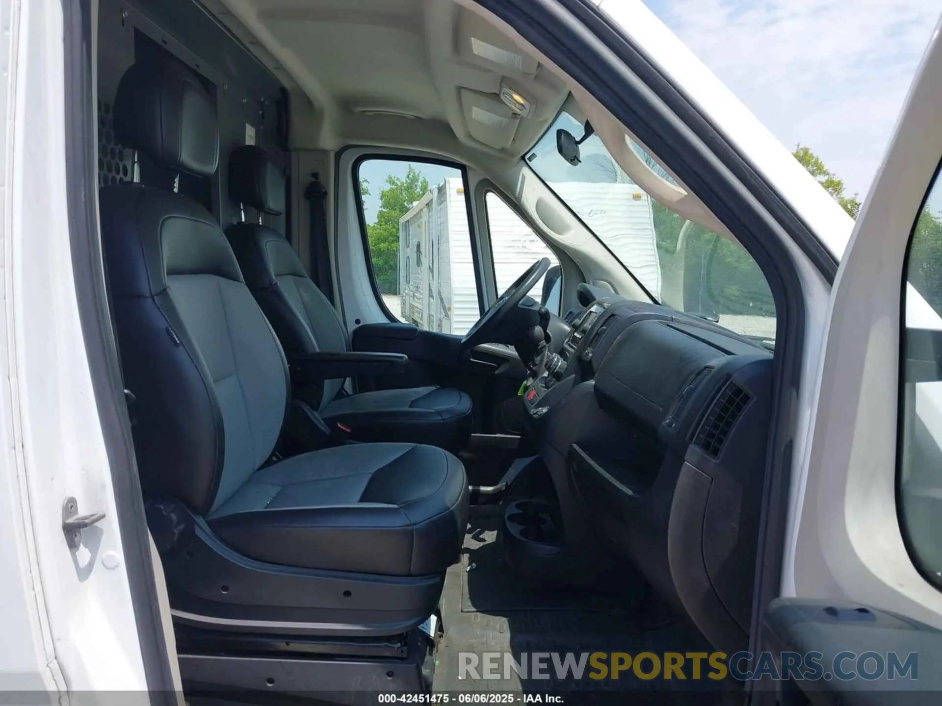 5 Photograph of a damaged car 3C6TRVDG8KE509567 RAM PROMASTER 2500 2019