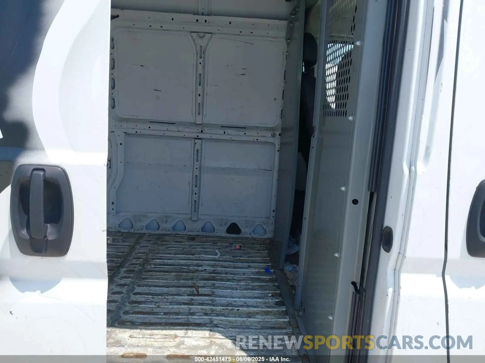 8 Photograph of a damaged car 3C6TRVDG8KE509567 RAM PROMASTER 2500 2019