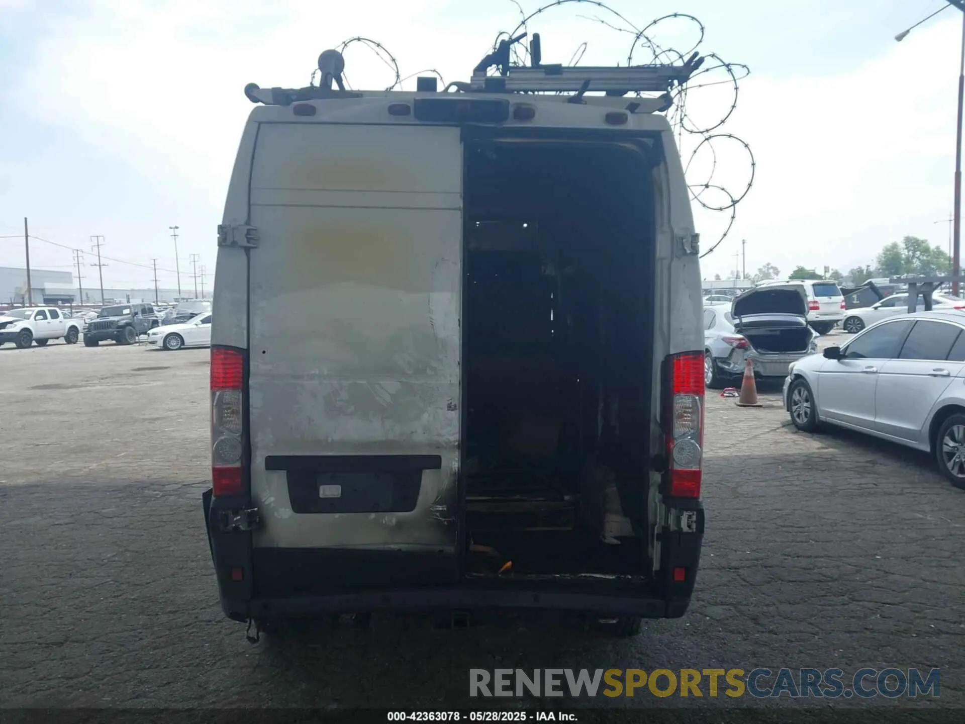 16 Photograph of a damaged car 3C6ERVCG7ME500596 RAM PROMASTER 2500 2021