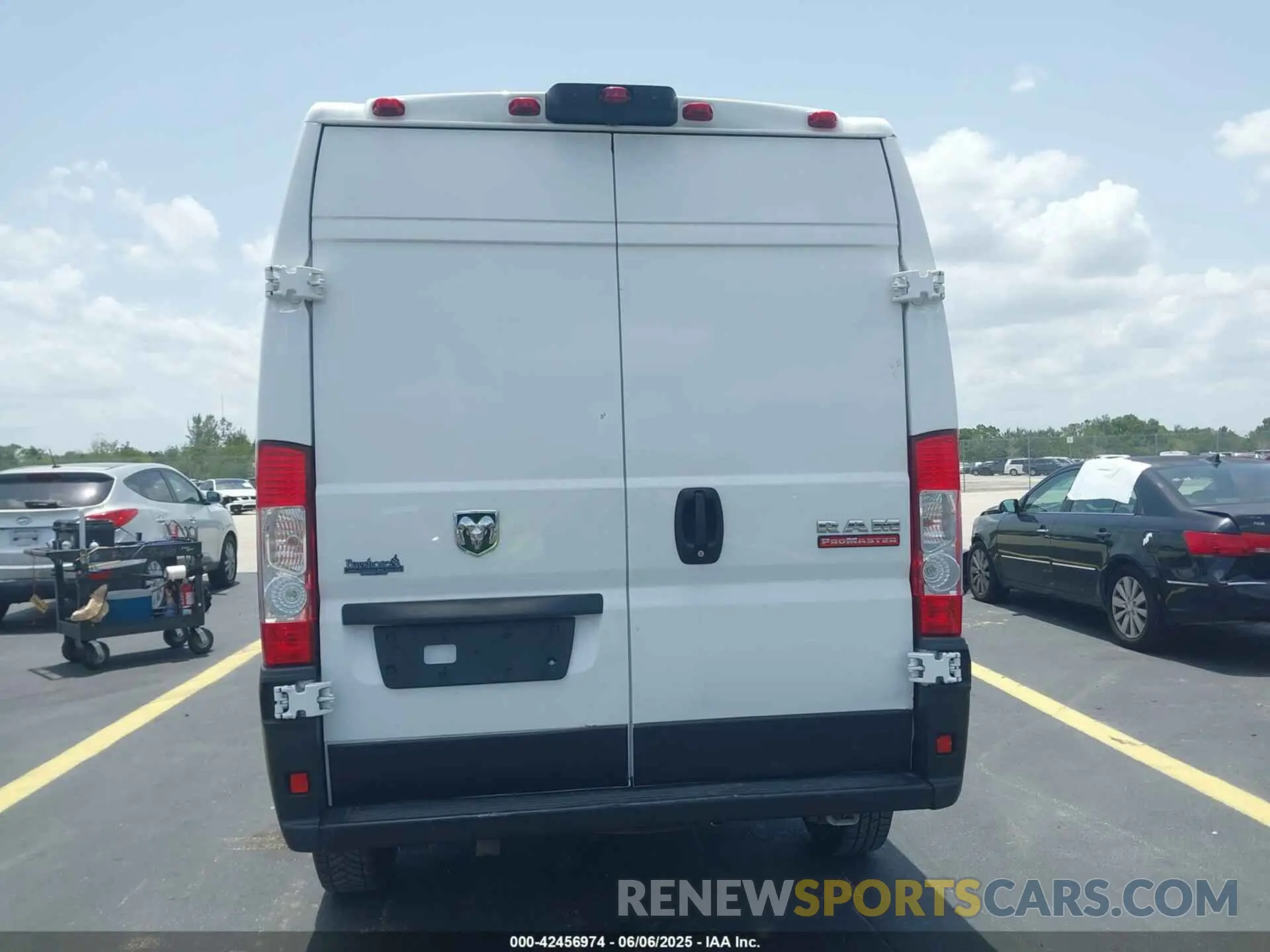 16 Photograph of a damaged car 3C6LRVDG5ME543811 RAM PROMASTER 2500 2021