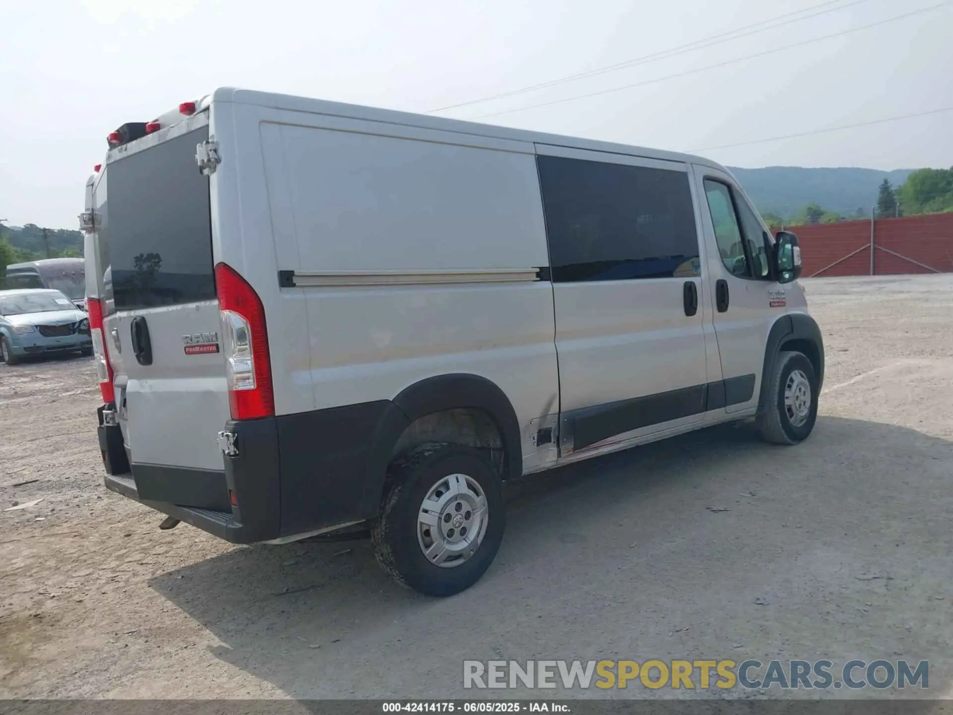 4 Photograph of a damaged car 3C6LRVVG3NE110178 RAM PROMASTER 2500 2022