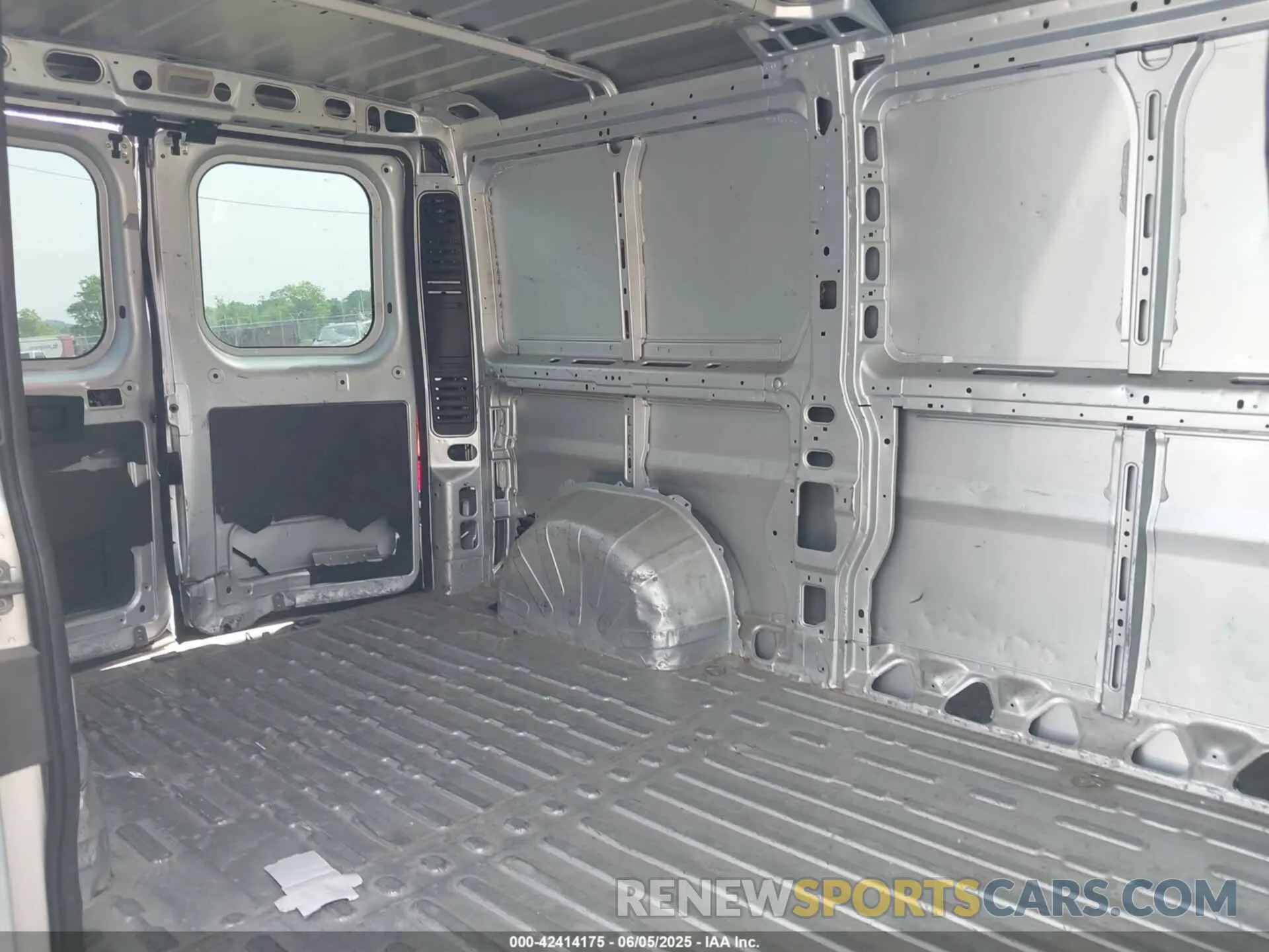 8 Photograph of a damaged car 3C6LRVVG3NE110178 RAM PROMASTER 2500 2022