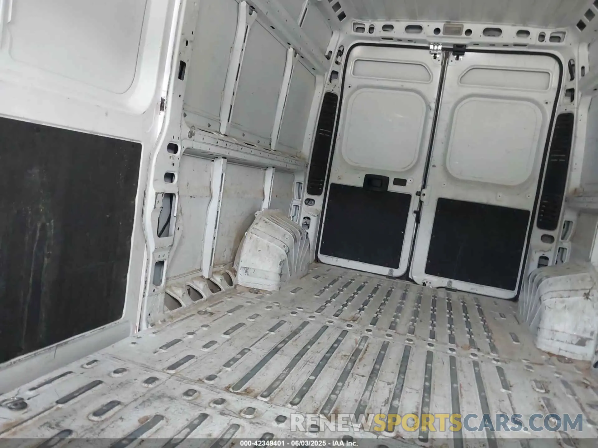 19 Photograph of a damaged car 3C6LRVDG5PE585562 RAM PROMASTER 2500 2023