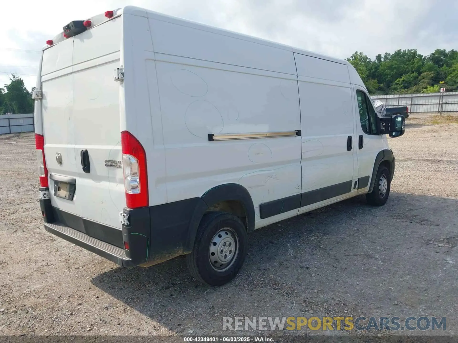 4 Photograph of a damaged car 3C6LRVDG5PE585562 RAM PROMASTER 2500 2023