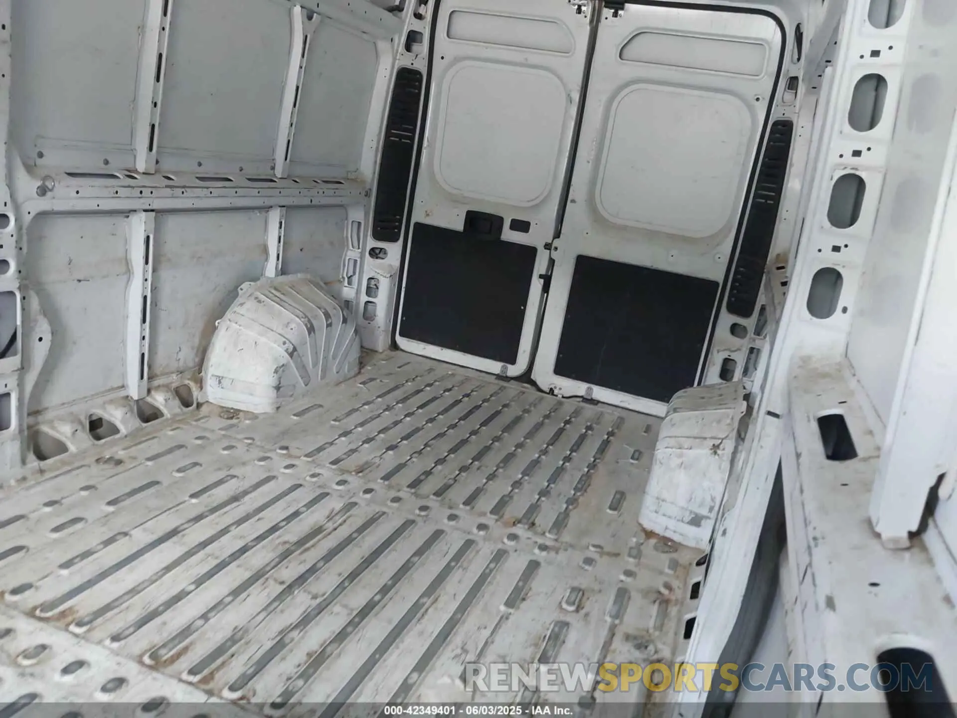 8 Photograph of a damaged car 3C6LRVDG5PE585562 RAM PROMASTER 2500 2023