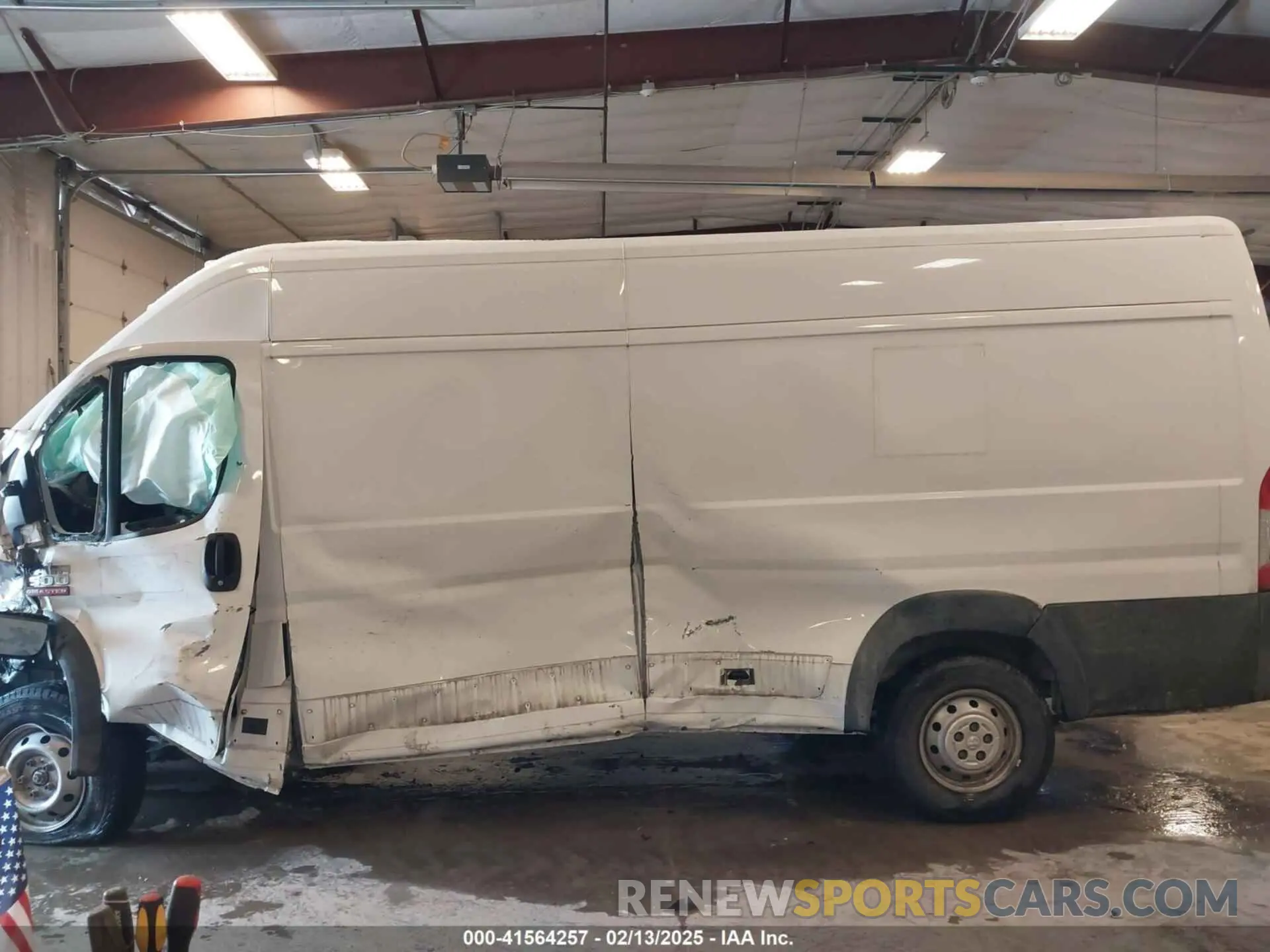 14 Photograph of a damaged car 3C6URVJGXKE513712 RAM PROMASTER 3500 2019