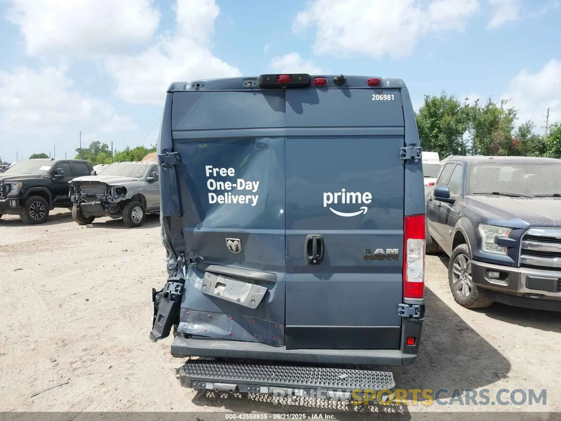 16 Photograph of a damaged car 3C6MRVJG0ME571007 RAM PROMASTER 3500 2021