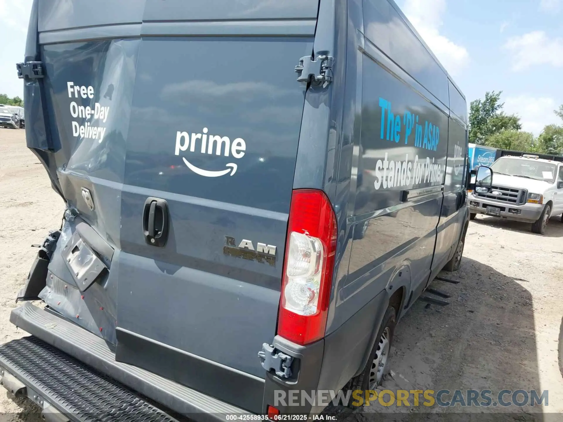 4 Photograph of a damaged car 3C6MRVJG0ME571007 RAM PROMASTER 3500 2021