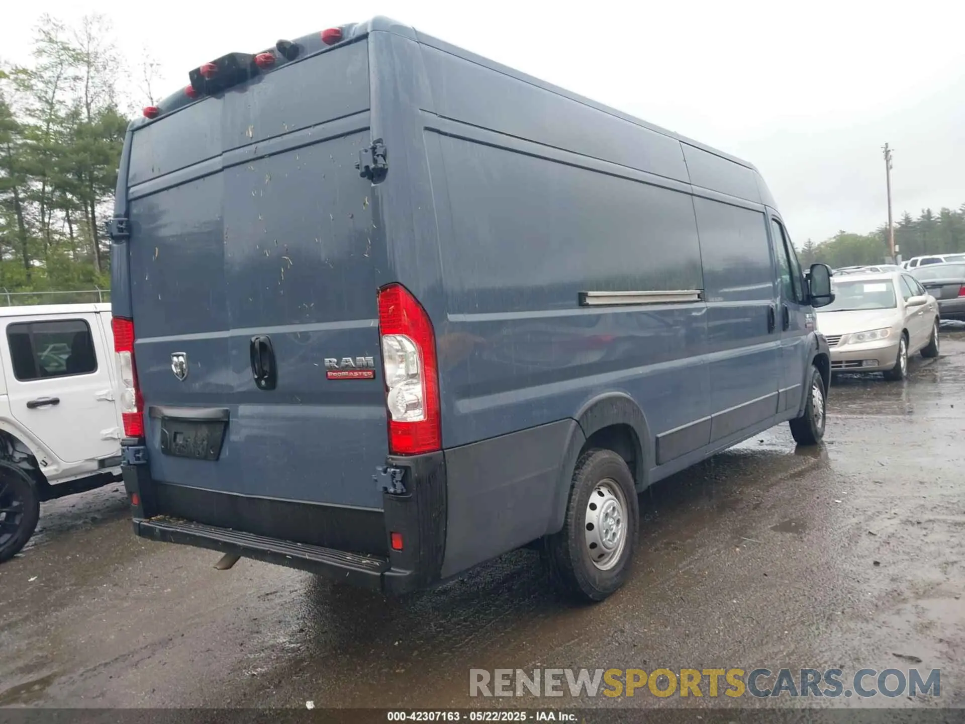 4 Photograph of a damaged car 3C6MRVJG0ME574229 RAM PROMASTER 3500 2021