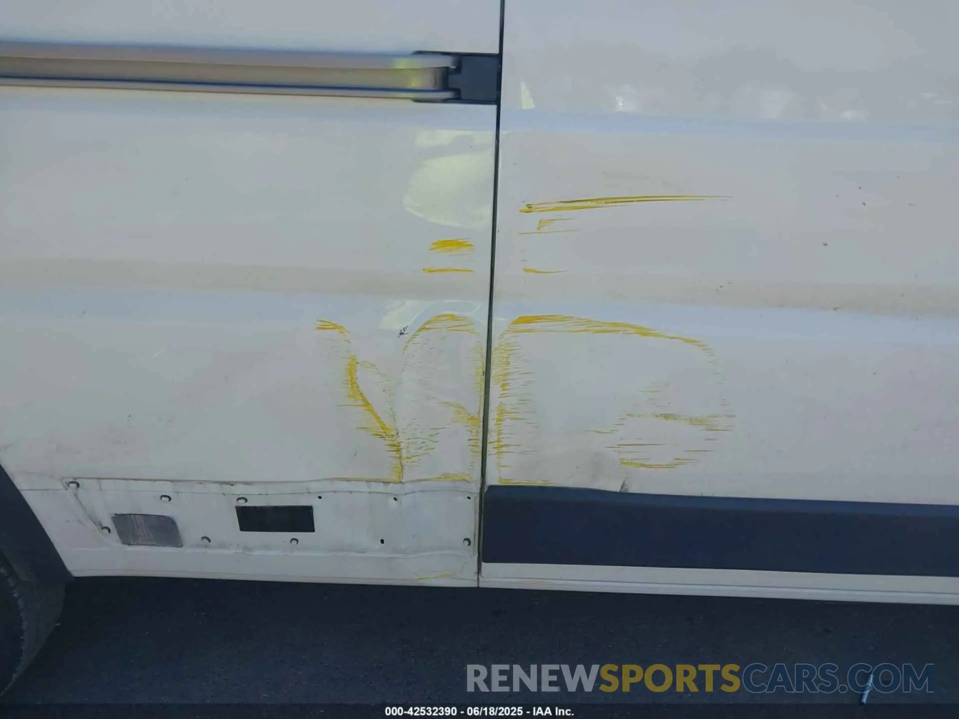 6 Photograph of a damaged car 3C6MRVJG1ME518462 RAM PROMASTER 3500 2021