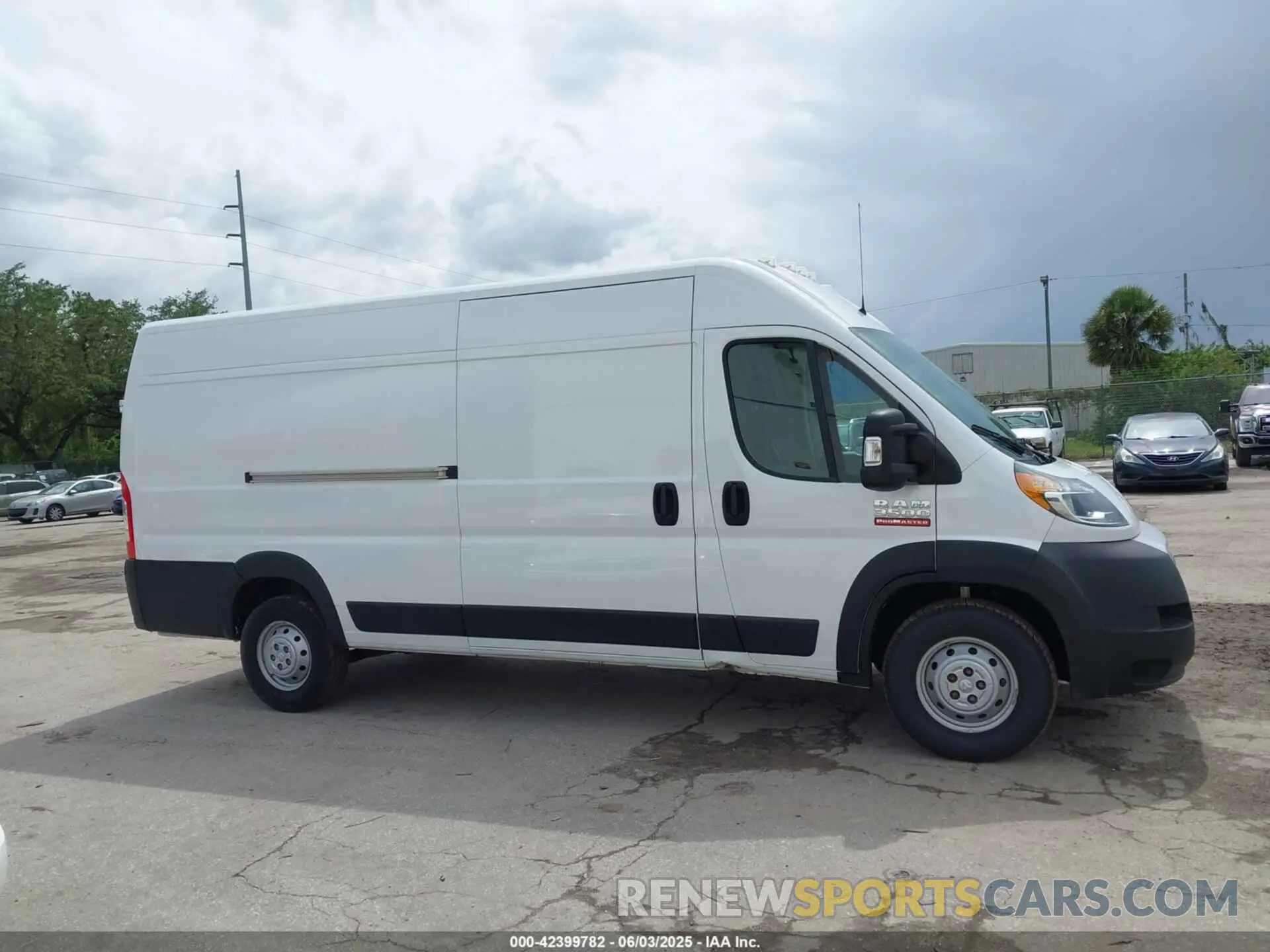 13 Photograph of a damaged car 3C6MRVJG9ME551175 RAM PROMASTER 3500 2021