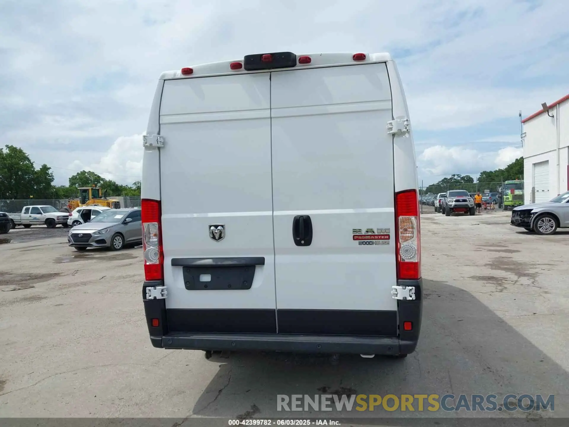 16 Photograph of a damaged car 3C6MRVJG9ME551175 RAM PROMASTER 3500 2021