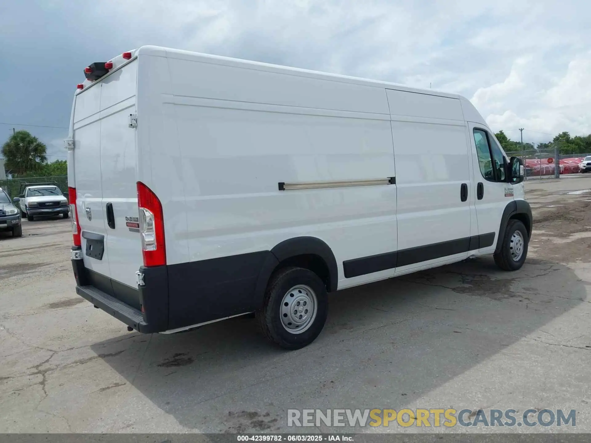 4 Photograph of a damaged car 3C6MRVJG9ME551175 RAM PROMASTER 3500 2021