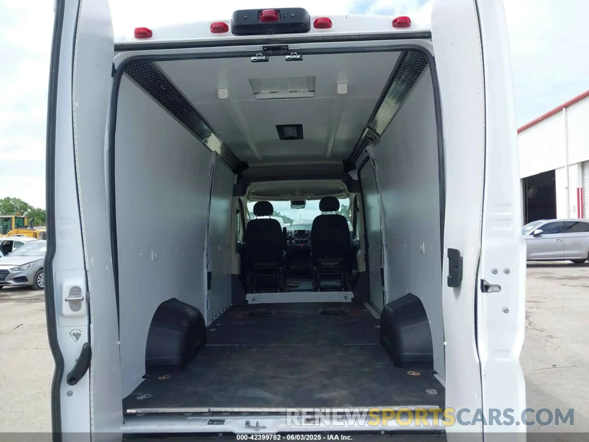 8 Photograph of a damaged car 3C6MRVJG9ME551175 RAM PROMASTER 3500 2021