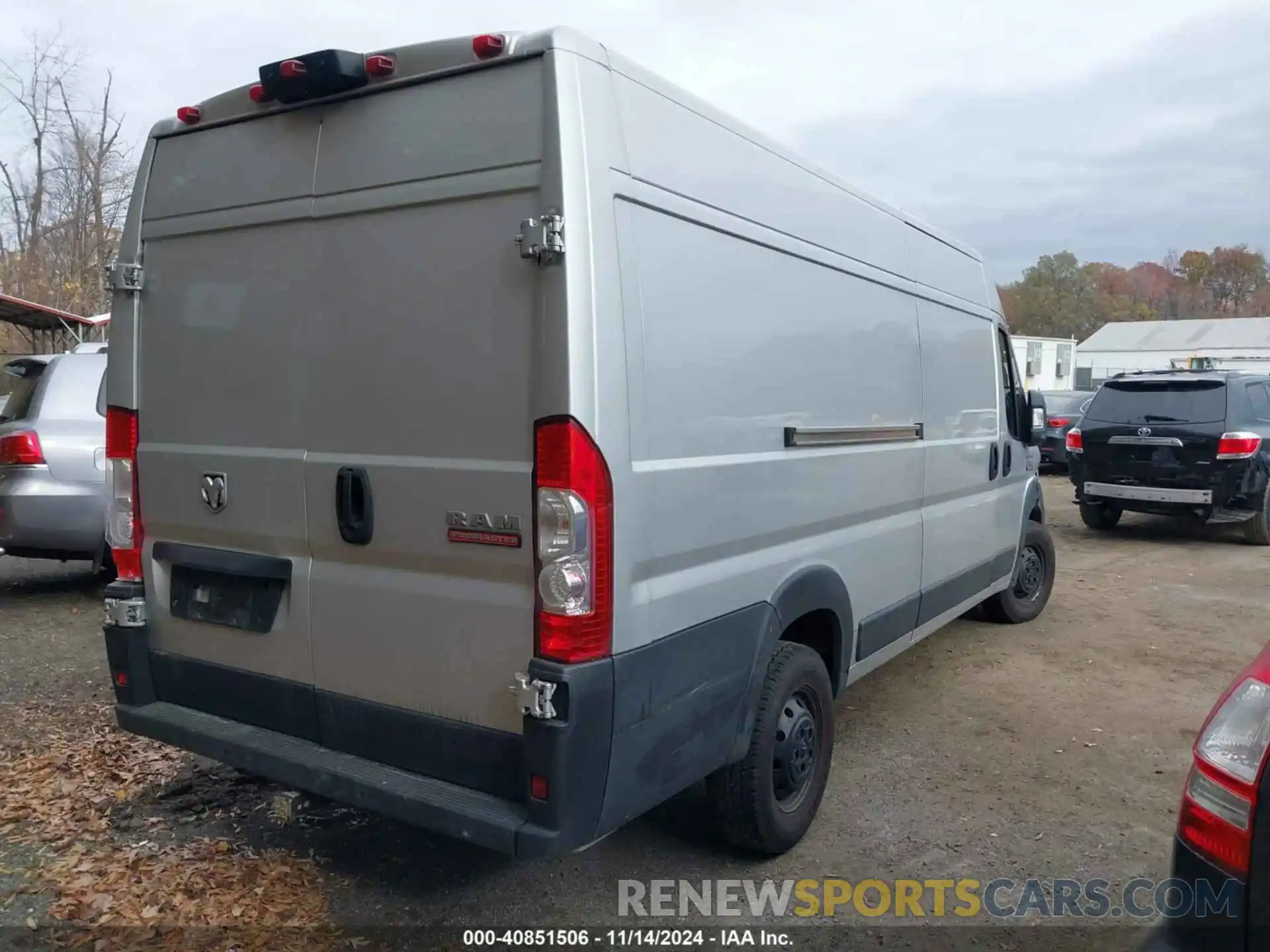 4 Photograph of a damaged car 3C6MRVJG3NE104553 RAM PROMASTER 3500 2022