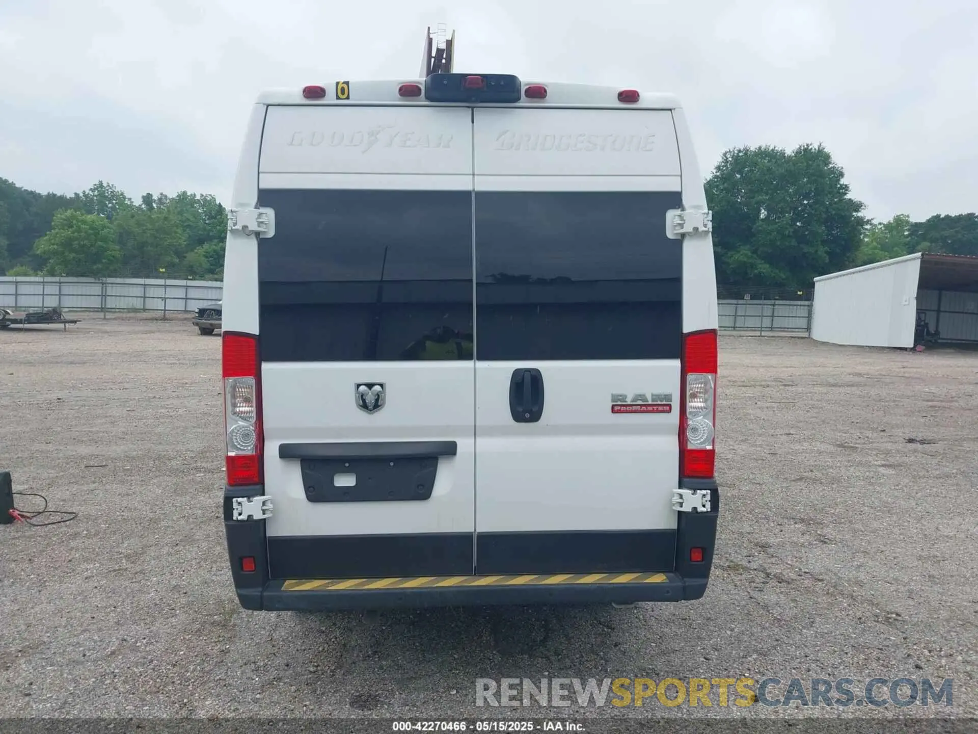 17 Photograph of a damaged car 3C6MRVJG3NE115505 RAM PROMASTER 3500 2022