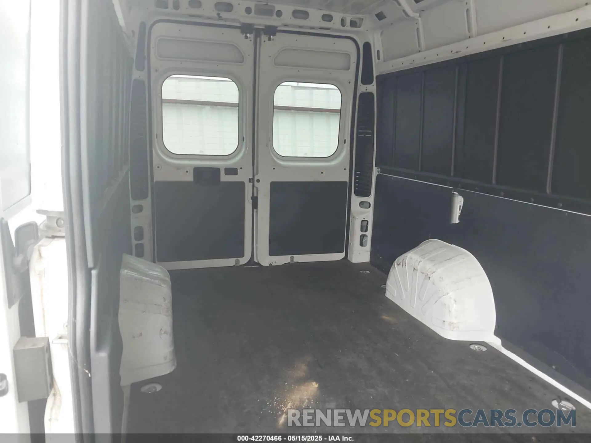 8 Photograph of a damaged car 3C6MRVJG3NE115505 RAM PROMASTER 3500 2022